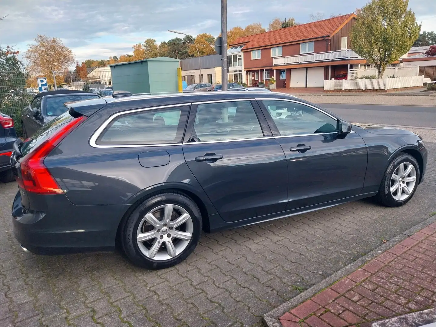 Volvo V90 D4 Kombi Momentum Grau - 2