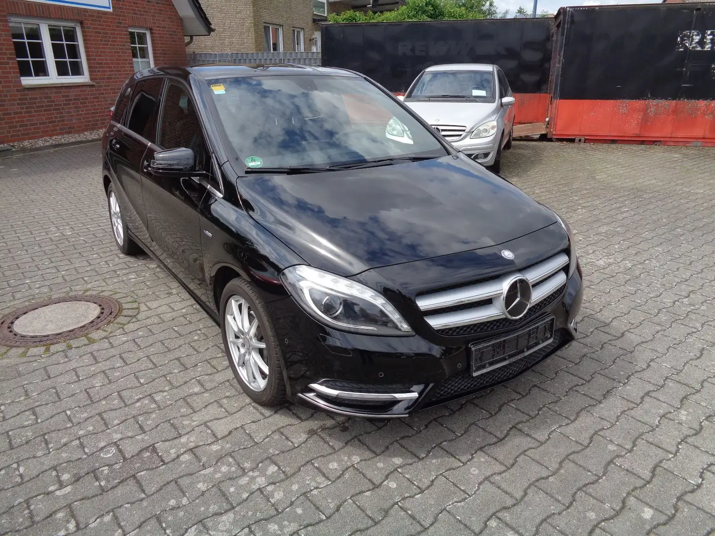 Mercedes-Benz B 180 Edit. 1, Kam, XEN, PTS, SHZ, Led, 8 fach Schwarz - 1