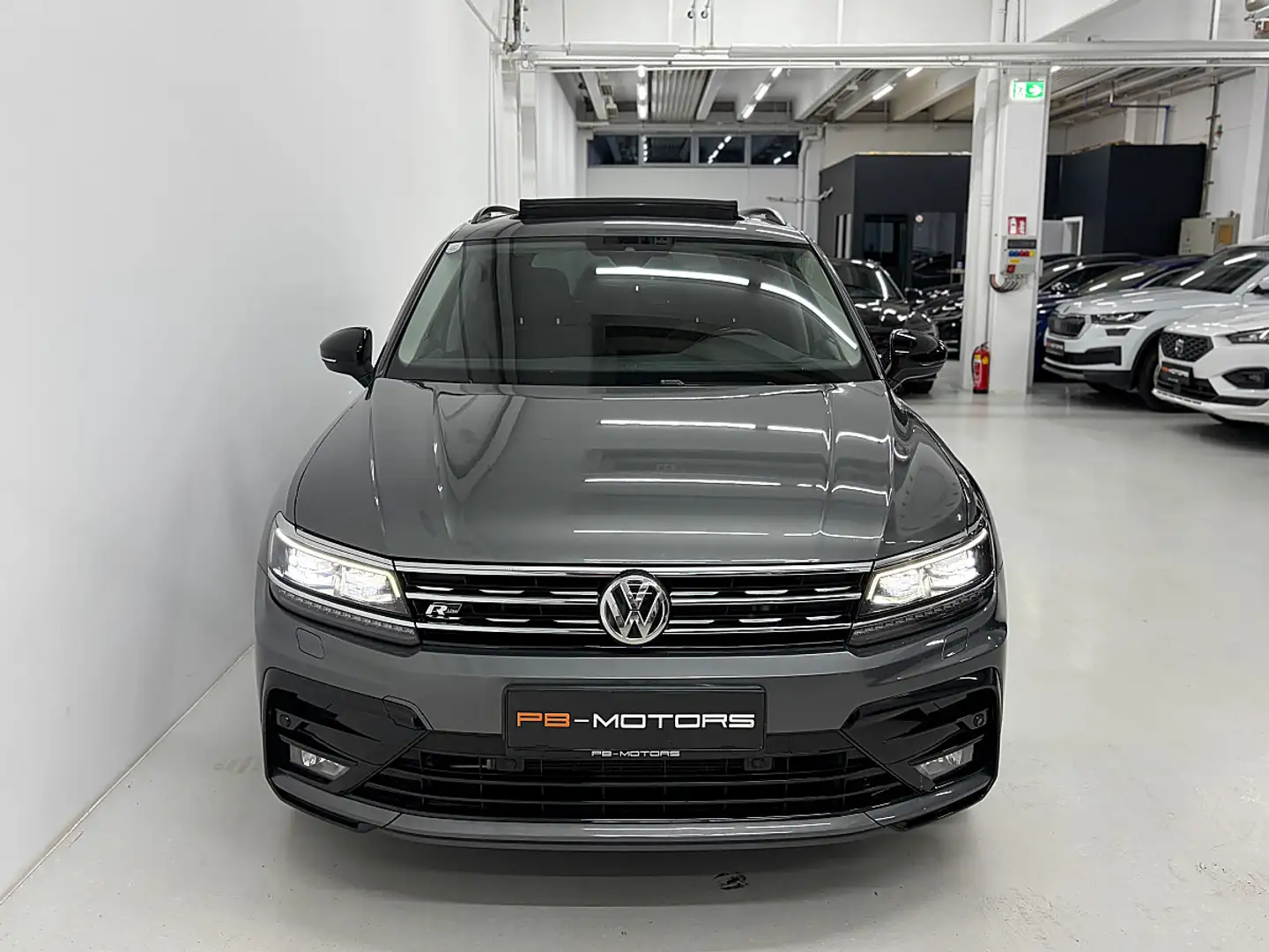 Volkswagen Tiguan 2,0 TDI SCR Sky DSG LED 20" AHK Kamera Fahrassi... Grau - 2