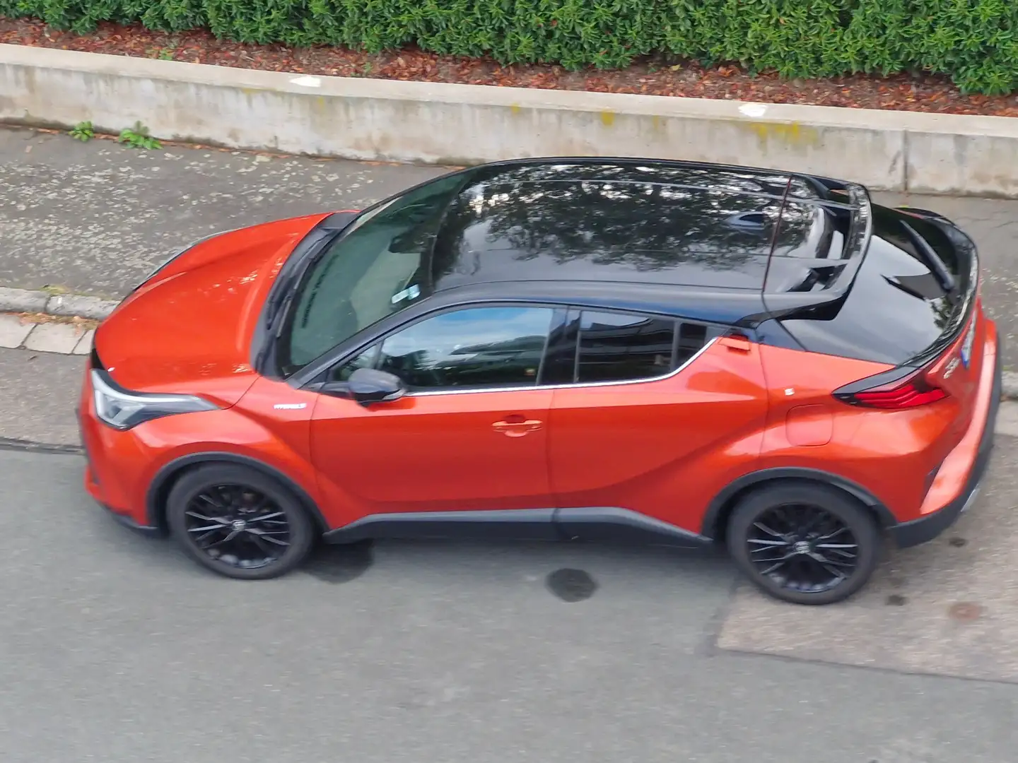 Toyota C-HR Orange Edition 2,0-l-VVTi Hybrid Orange - 1
