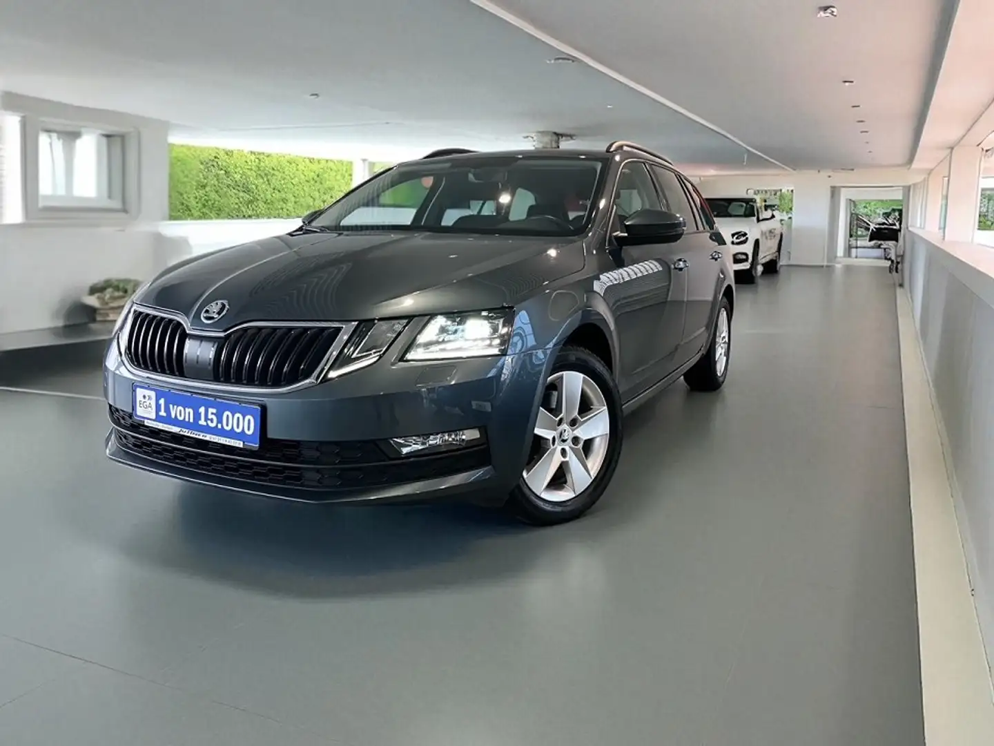 Skoda Octavia Combi 1.5 TSI Act Tour - Navi/ LED/ Carplay Grijs - 1