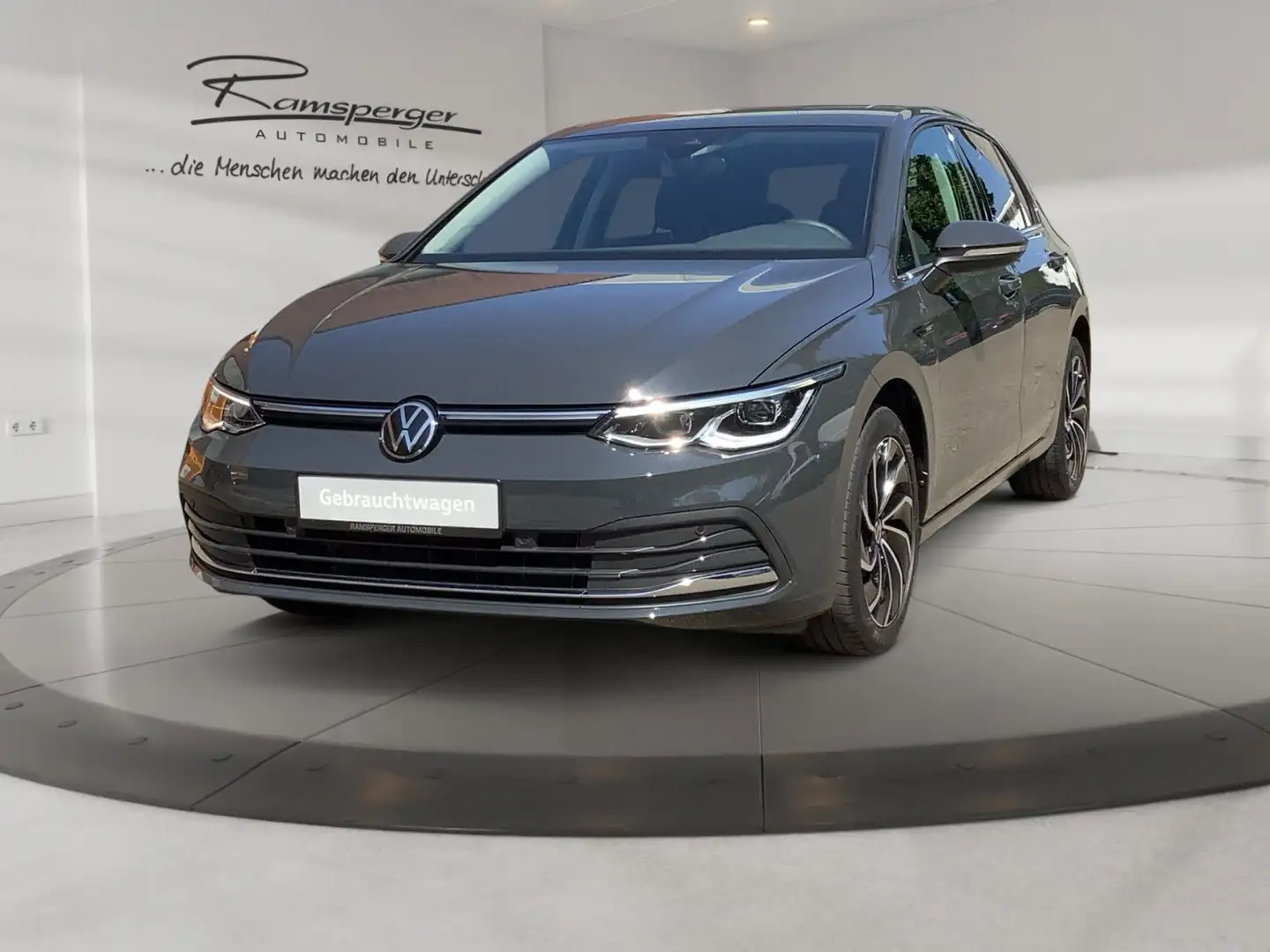 Volkswagen Golf VIII 1.5 eTSI DSG Style AHK ACC LED Navi PD Grau - 2