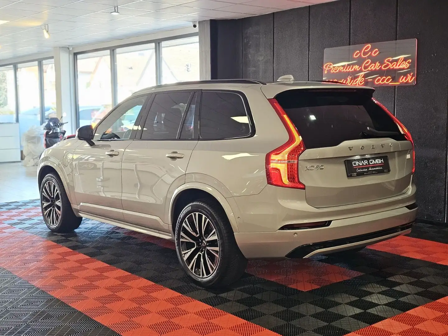 Volvo XC90 T8 Plus Dark Recharge Plug-In Hybrid AWD Silber - 2