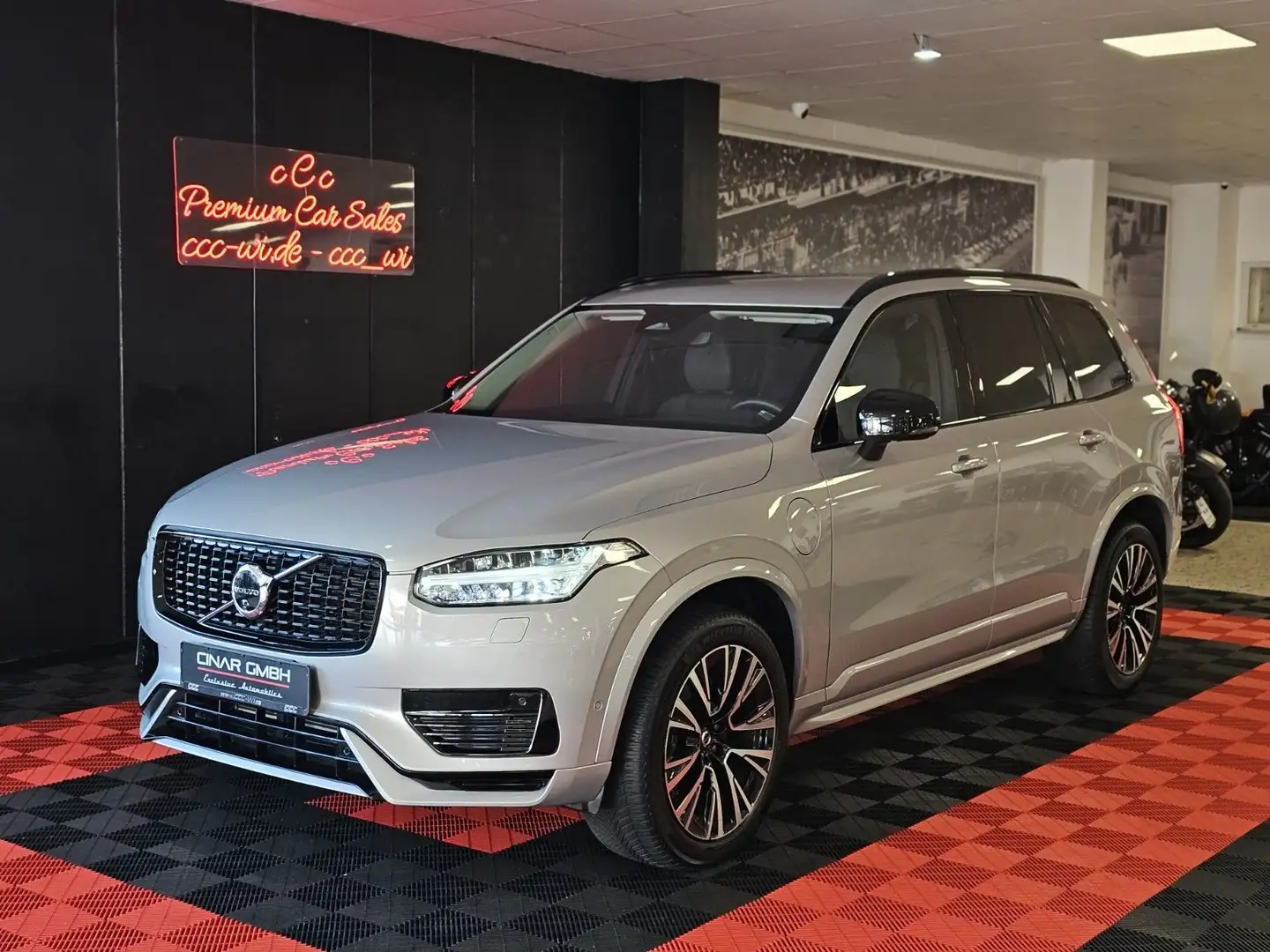 Volvo XC90 T8 Plus Dark Recharge Plug-In Hybrid AWD Silber - 1