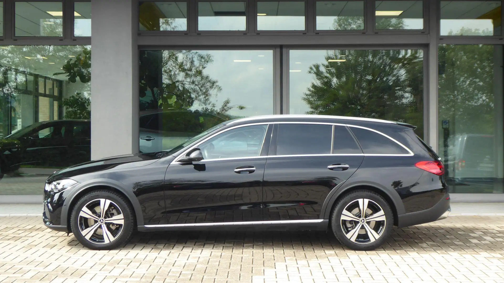 Mercedes-Benz C 220 d Mild hybrid 4Matic Premium Plus All-Terrain Zwart - 2