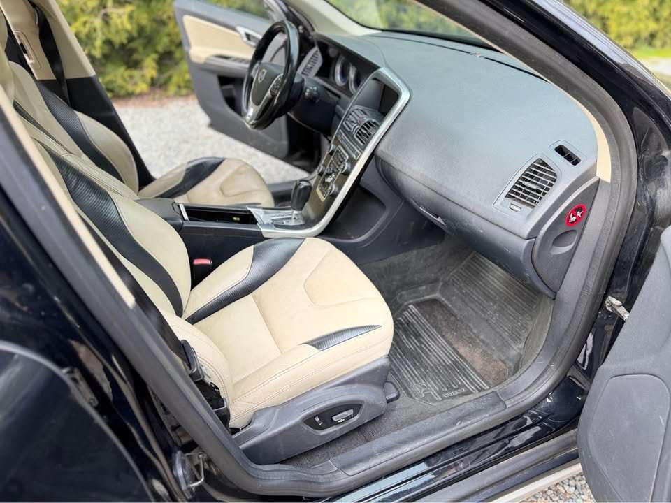 2012 Volvo XC60 T6 R-Design thumb 7