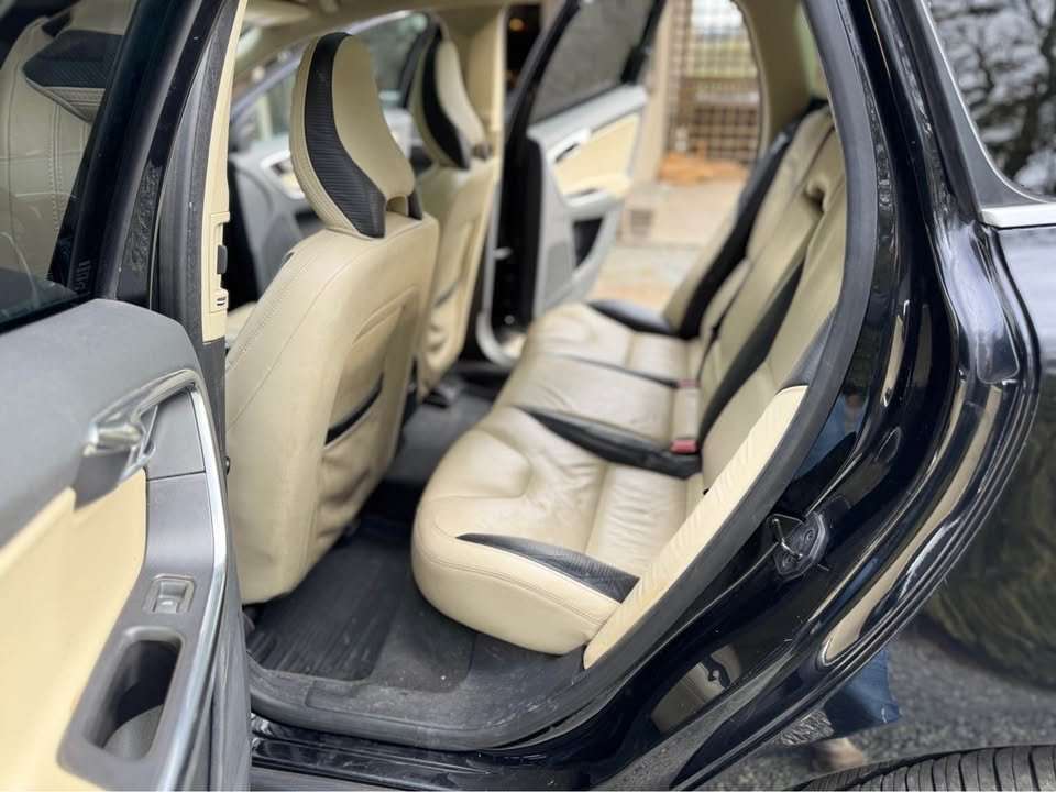 2012 Volvo XC60 T6 R-Design thumb 8