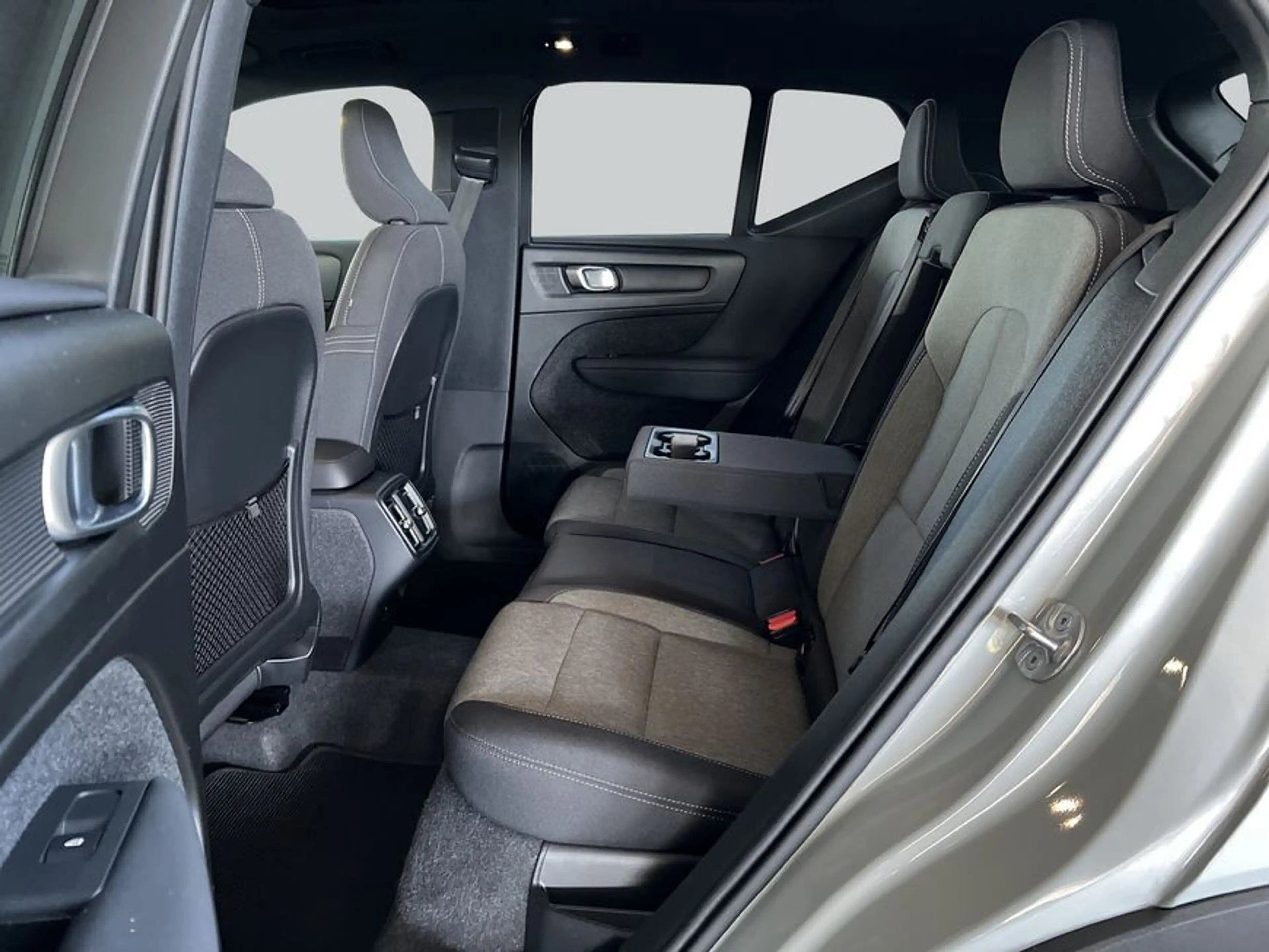 Volvo XC40 XC40 B4 B DKG Plus Dark — photo 11
