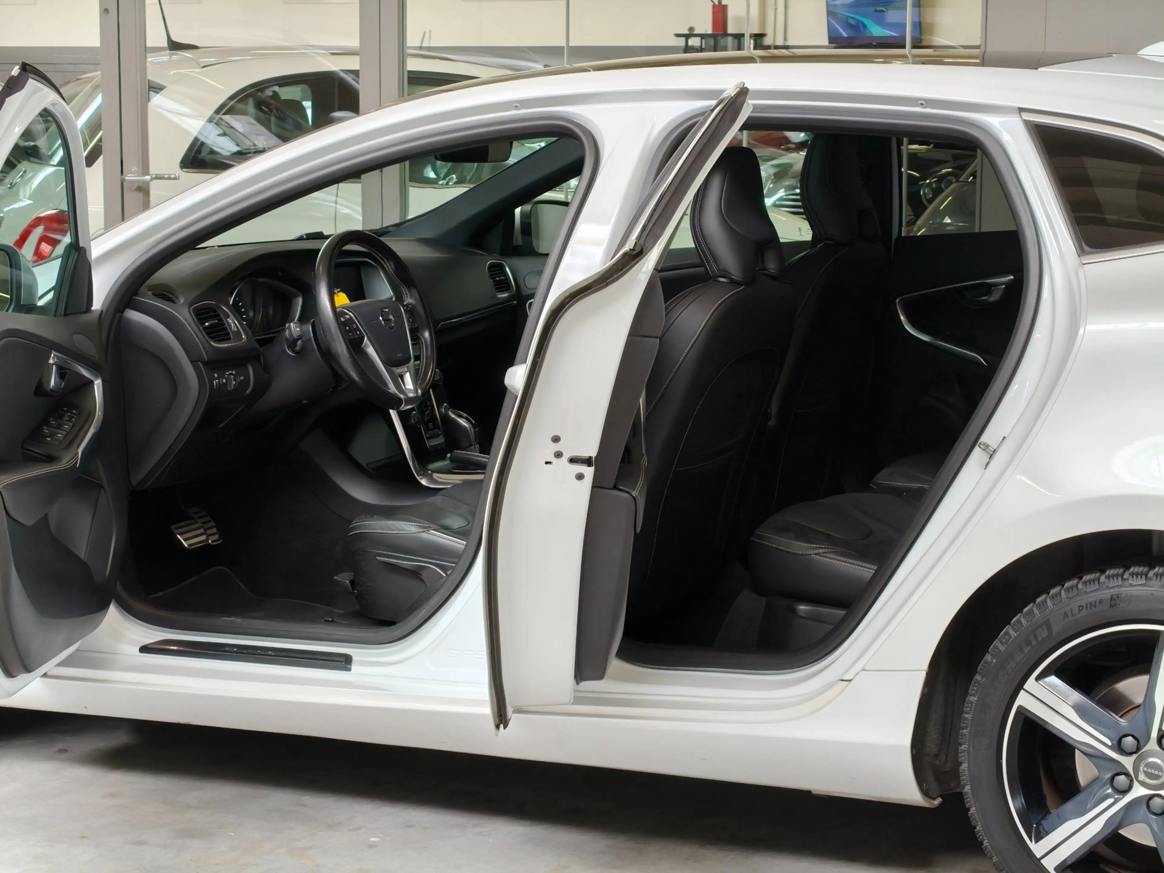 Volvo V40 1.5 T3 Polar+ Sport-Harman Kardon — photo 8