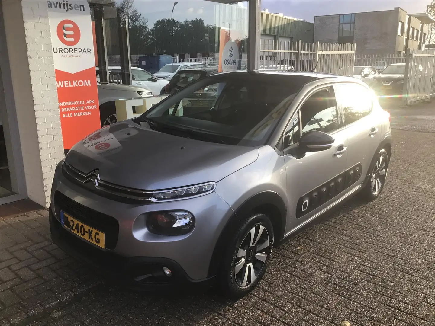 Citroen C3 1.2 PureTech 110pk S&S Grijs - 1