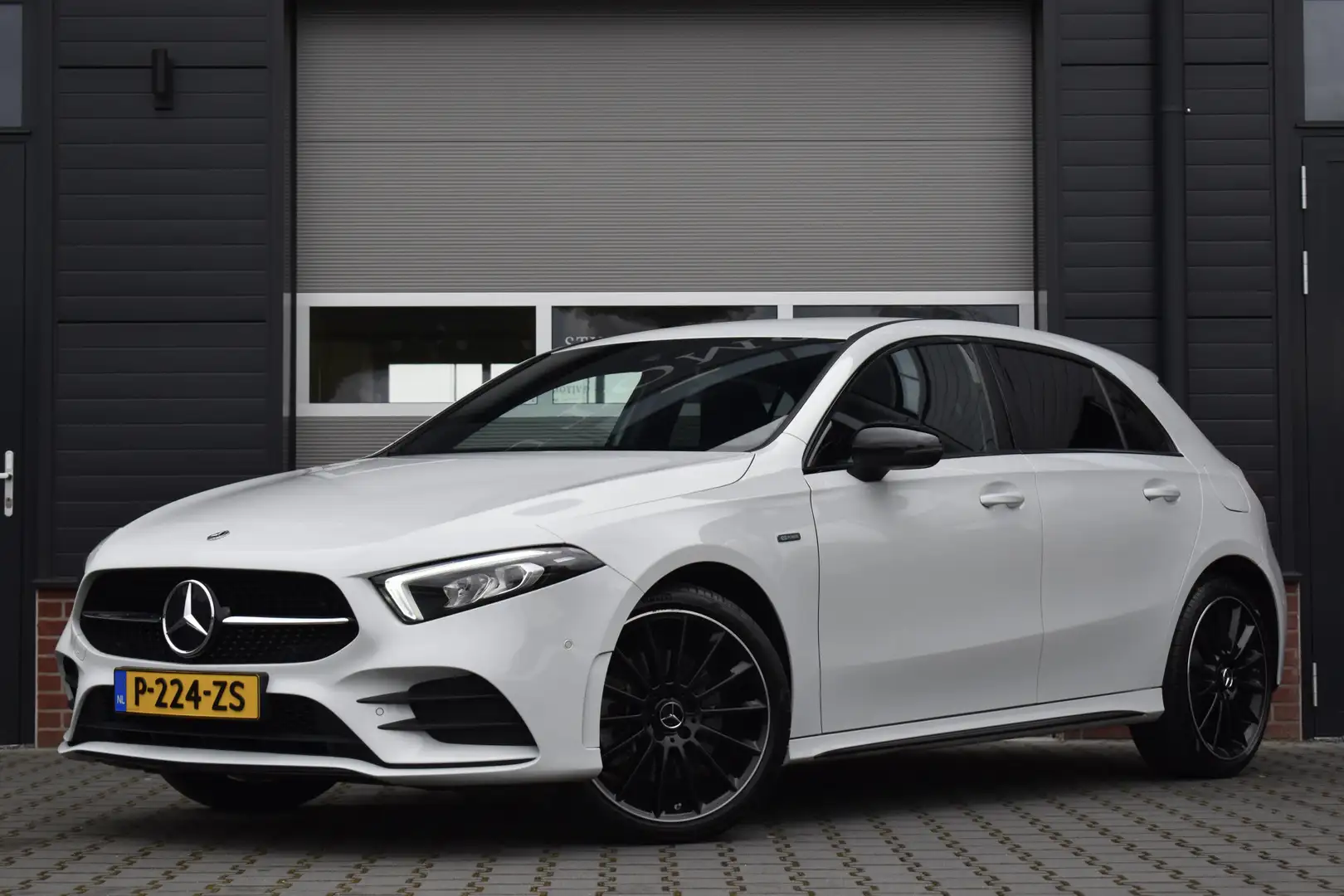 Mercedes-Benz A 250 e AMG Night Edition | Sfeerverlichting | 19'' AMG Wit - 1
