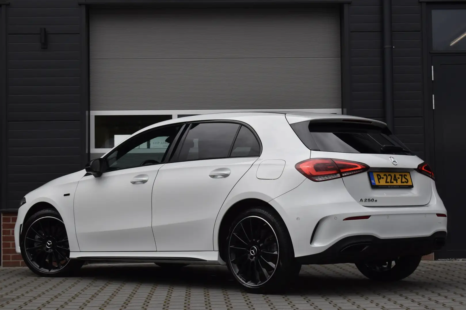 Mercedes-Benz A 250 e AMG Night Edition | Sfeerverlichting | 19'' AMG Wit - 2