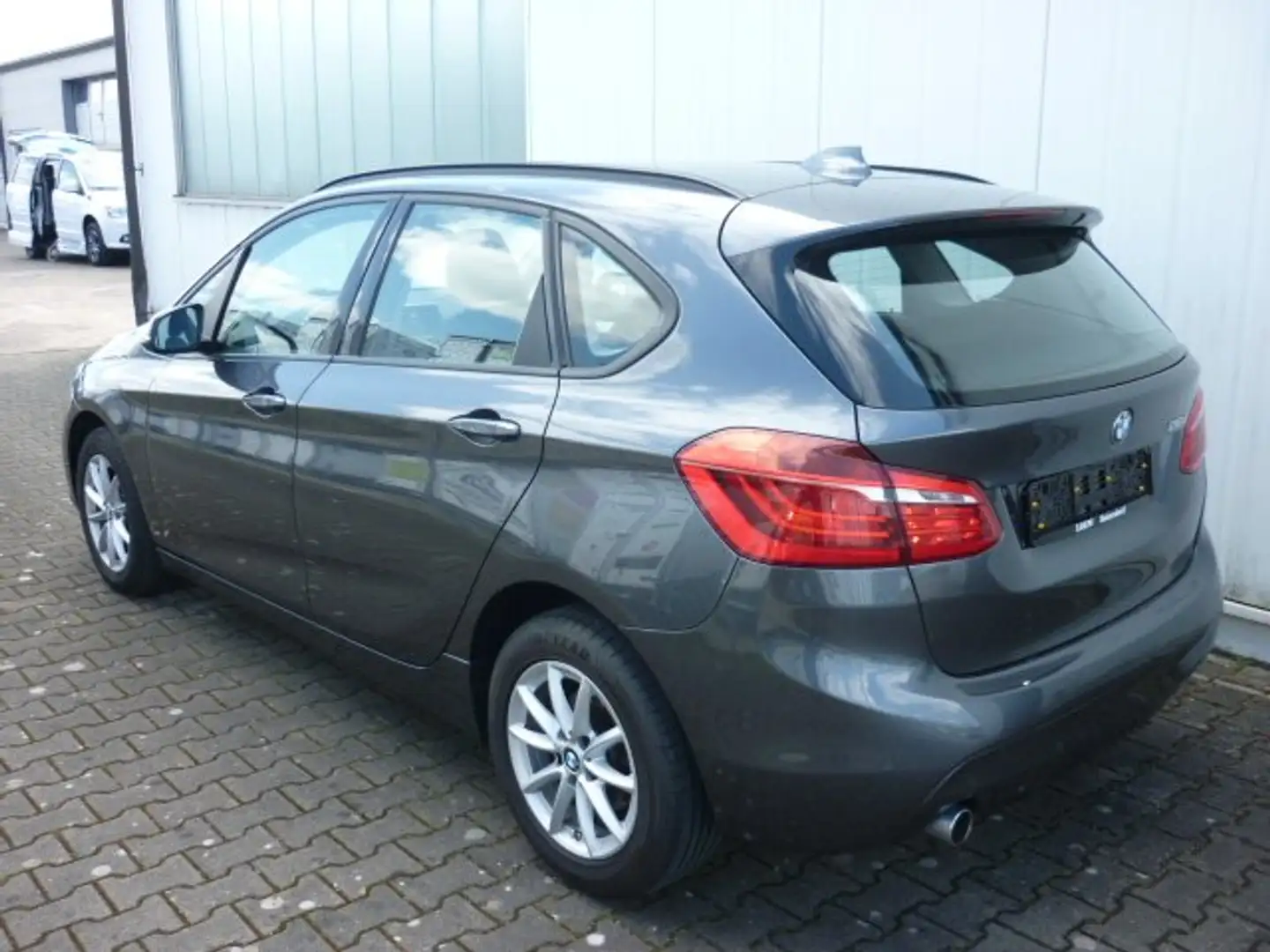 BMW 216 d ActiveTourer Advantage Klima NAVI SHZ PDC ALU Grau - 2