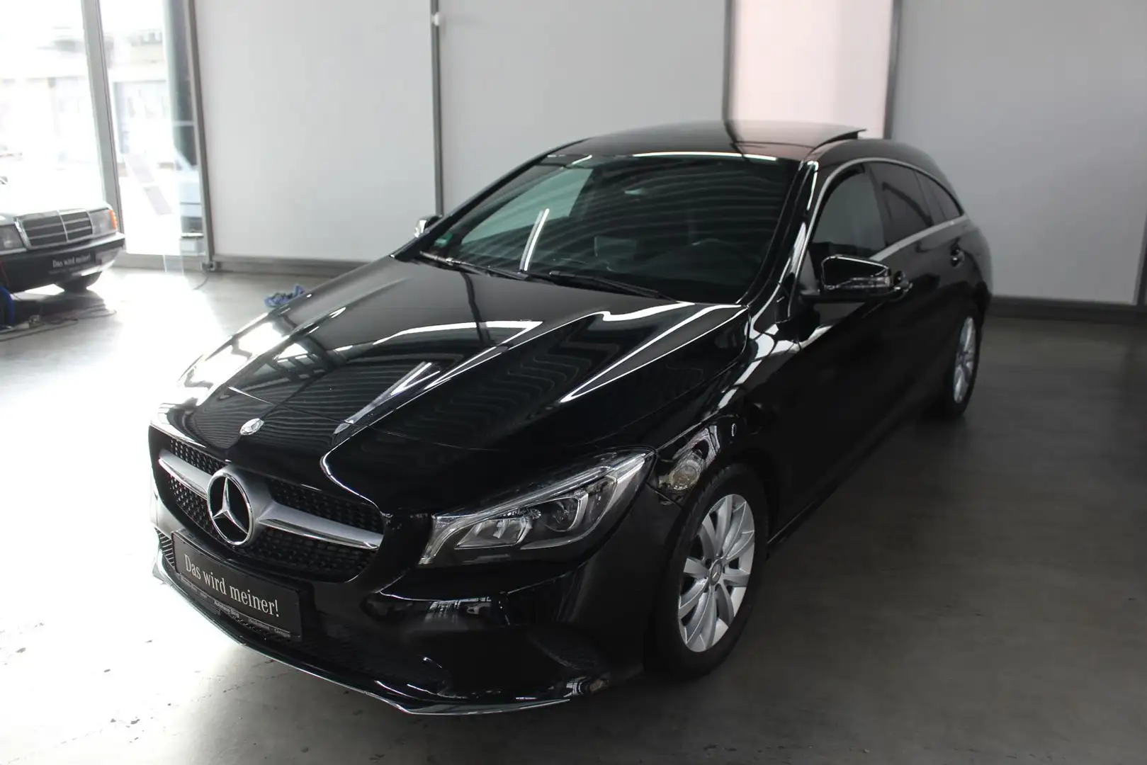 Mercedes-Benz CLA 200 Urban LED Panorama Navi Kamera SHZ Schwarz - 1