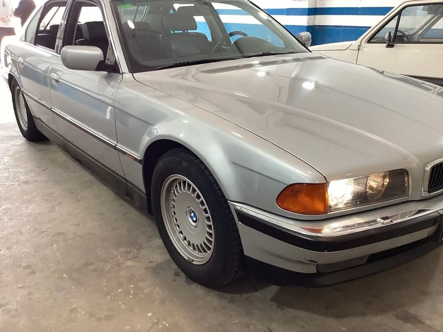 BMW 750 i Xenon,Leder,Schiebedach,Rostfrei,ORIG.KM Zilver - 1