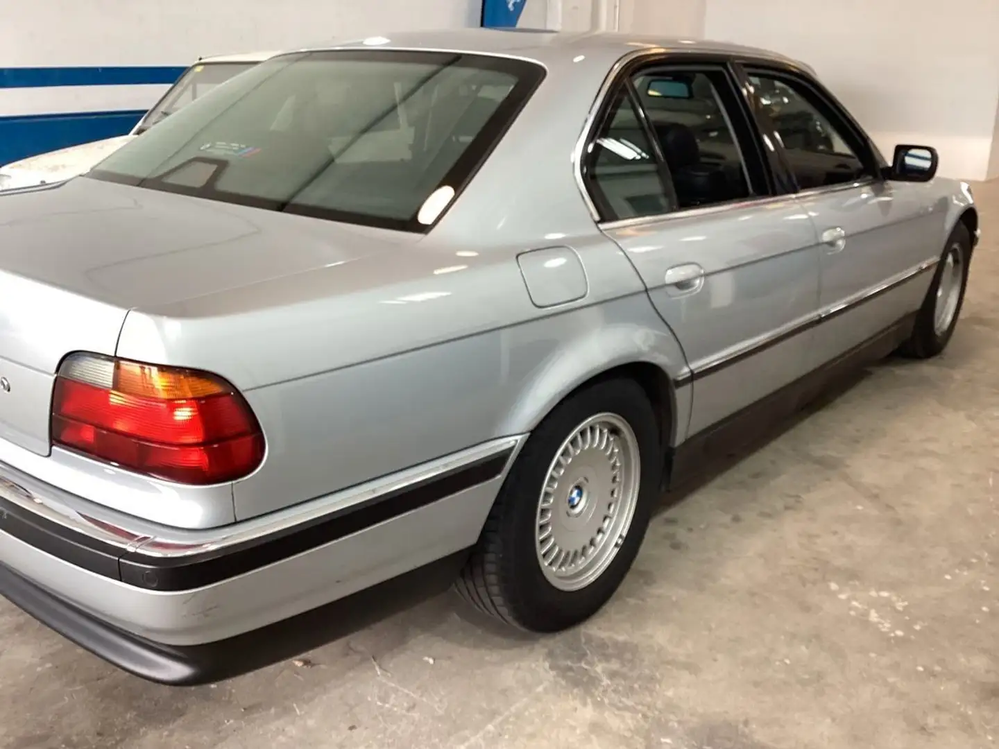 BMW 750 i Xenon,Leder,Schiebedach,Rostfrei,ORIG.KM Zilver - 2