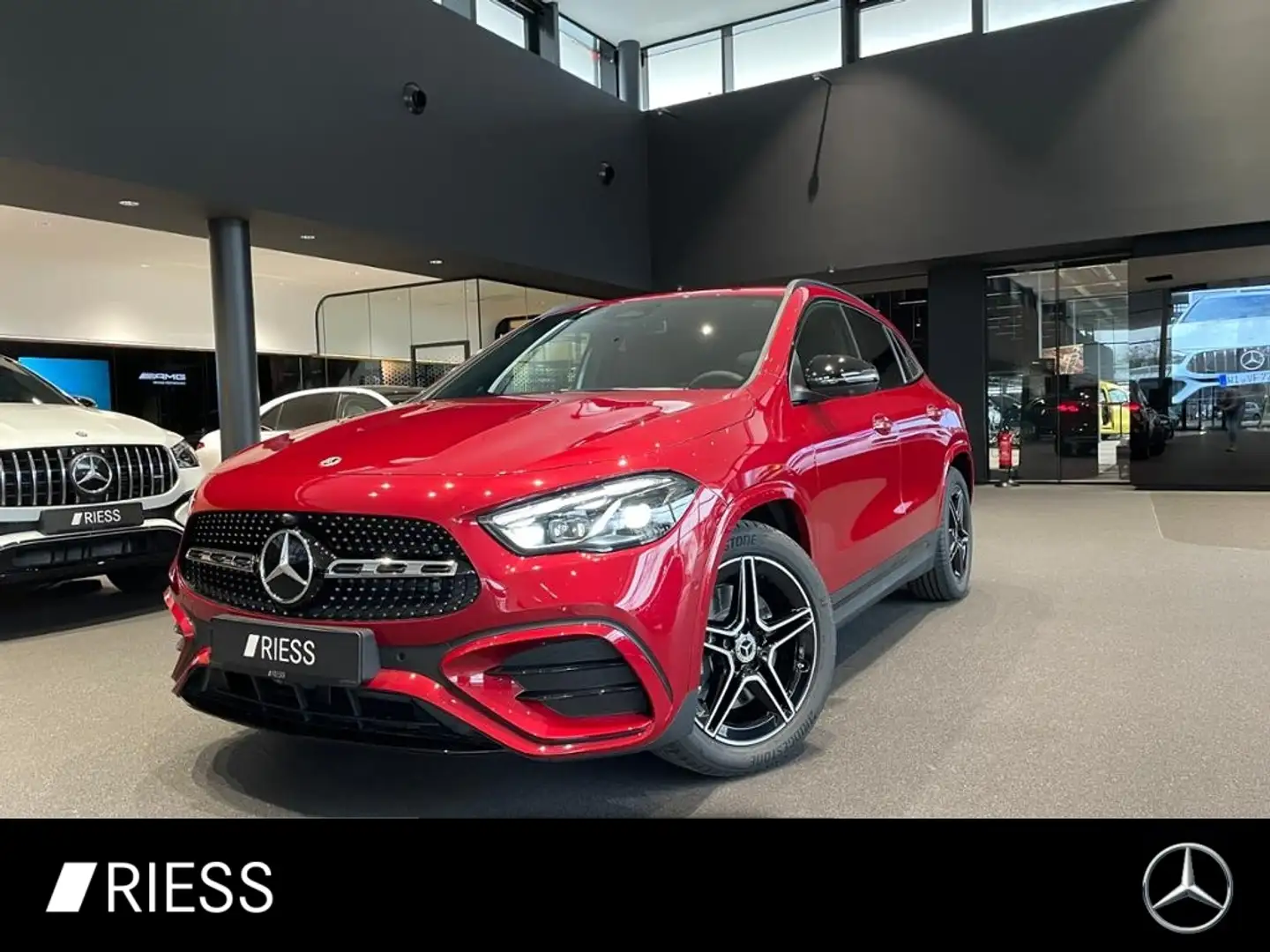 Mercedes-Benz GLA 250 4M AMG+DISTR+KEYL+360°+AHK+MEMORY+NIGHT Červená - 1