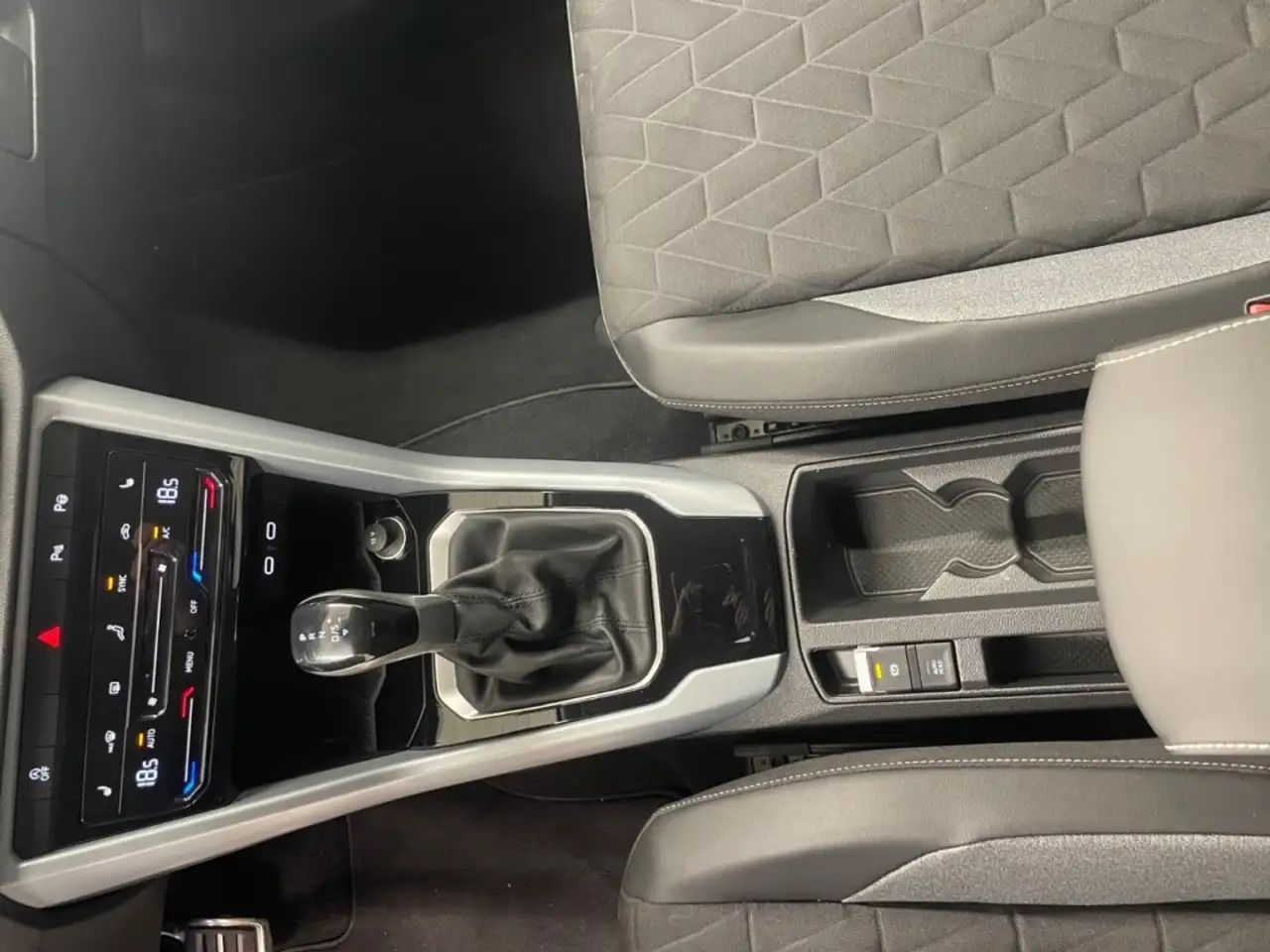 Volkswagen T-Roc Goal LED PLUS APP ACC NAVI SHZ R.CAM TRAVEL LANE 19