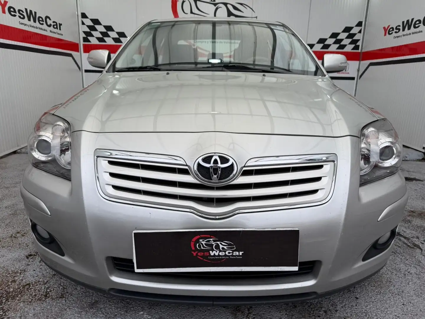 Toyota Avensis 1.8 Sol Gris - 2