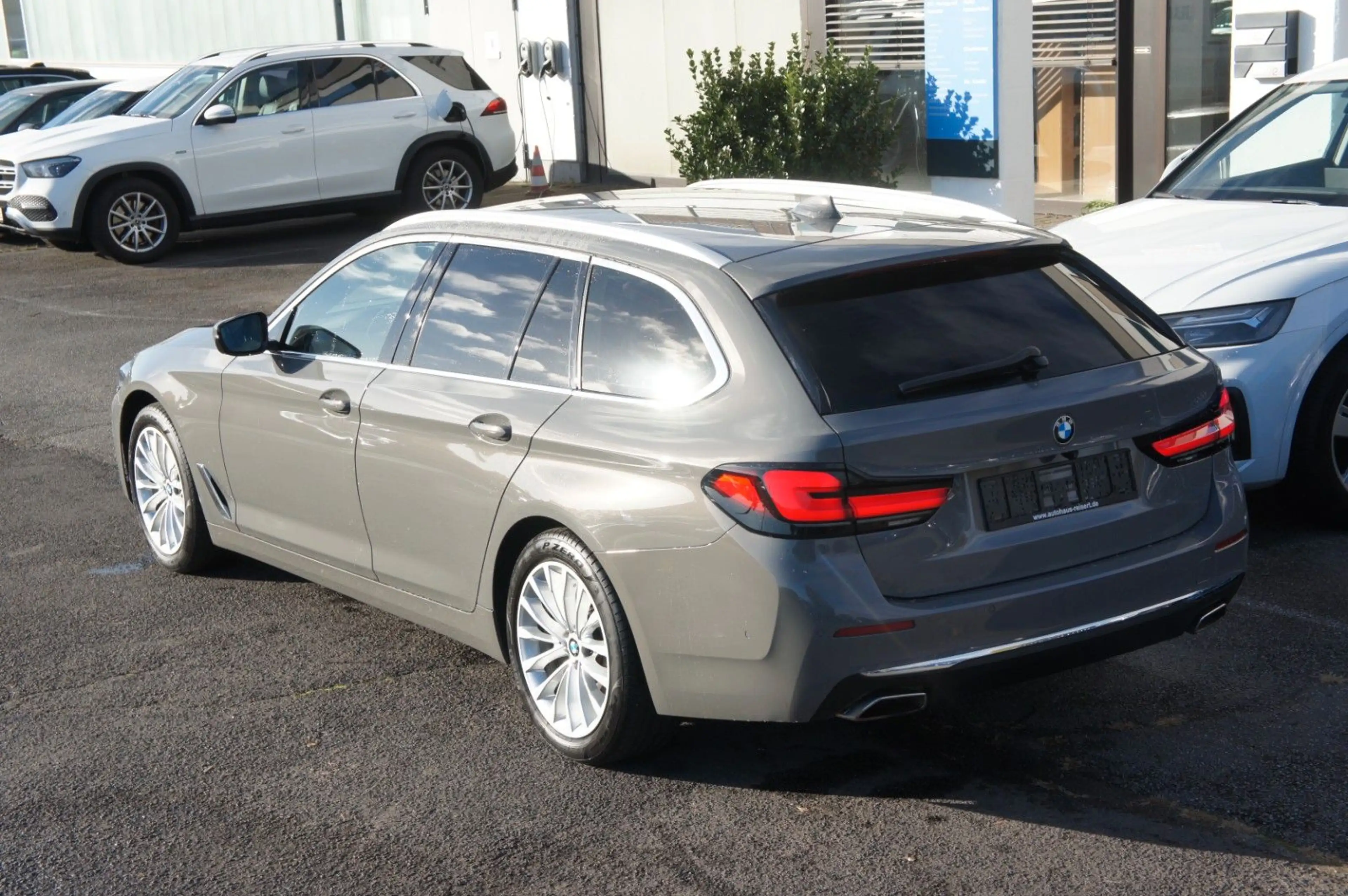 BMW 530 i xDrive Luxury Line*AHK*LEDER*KAM*LIVE*AMBIE — photo 4