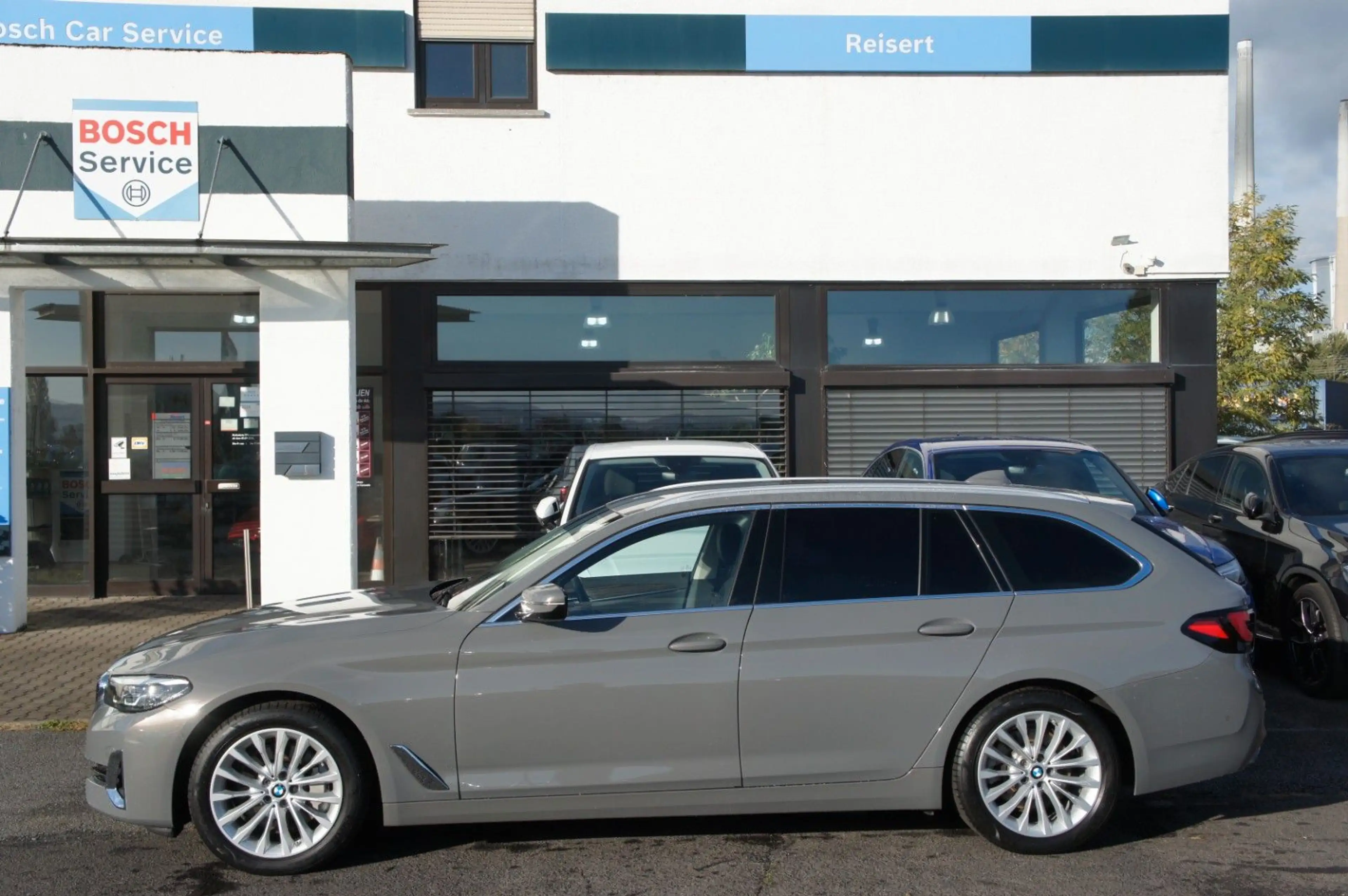 BMW 530 i xDrive Luxury Line*AHK*LEDER*KAM*LIVE*AMBIE — photo 3