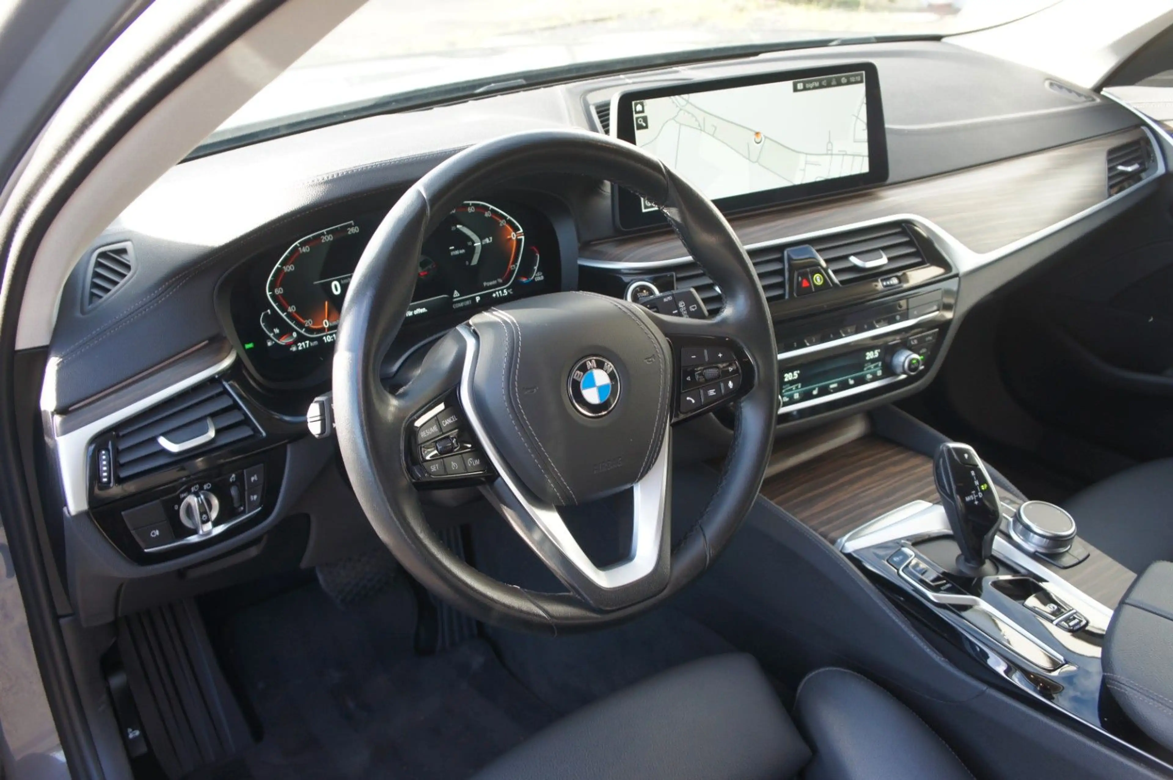 BMW 530 i xDrive Luxury Line*AHK*LEDER*KAM*LIVE*AMBIE — photo 13