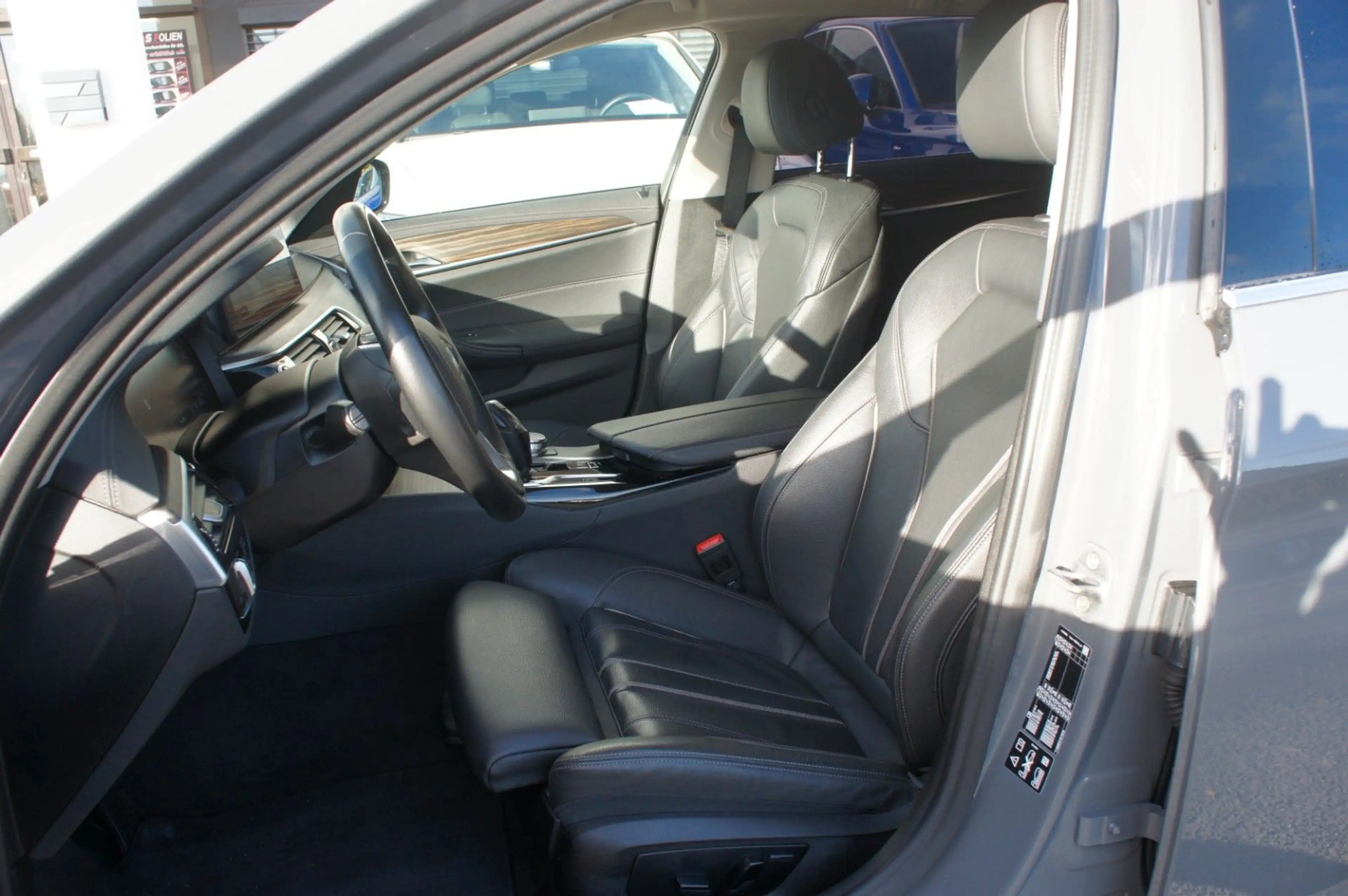 BMW 530 i xDrive Luxury Line*AHK*LEDER*KAM*LIVE*AMBIE — photo 14