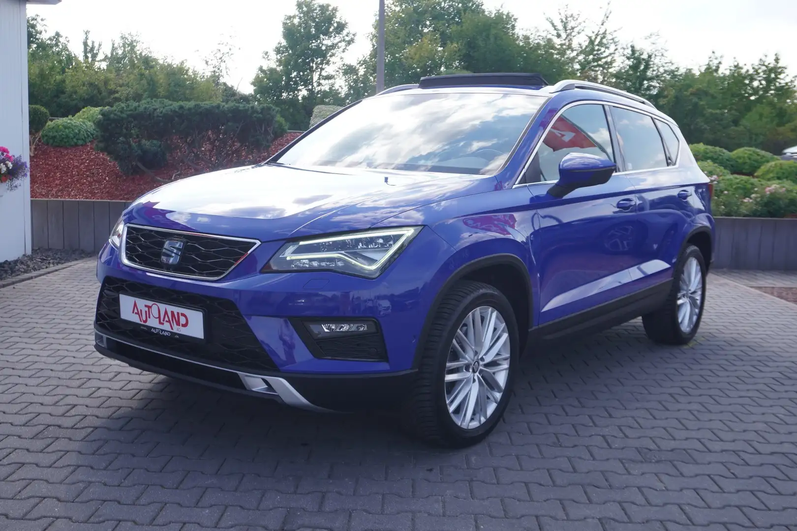 SEAT Ateca 2.0 TSI Xcellence 4Drive DSG Navi LED AHK Blau - 2