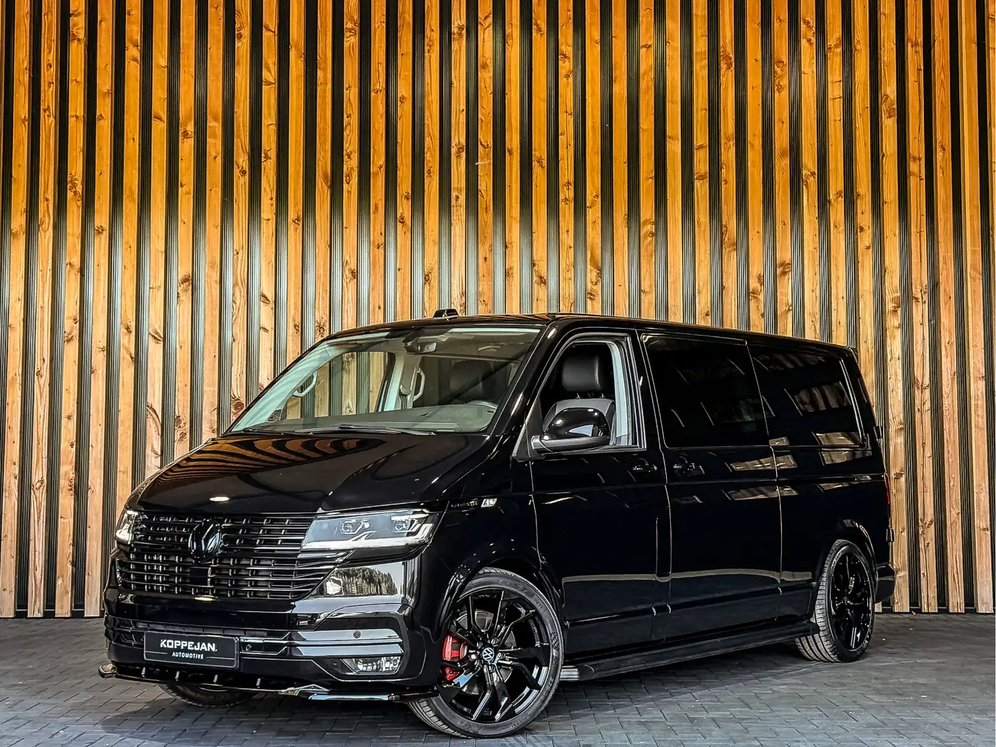 Volkswagen T6.1 Caravelle 2.0 TDI 204PK DSG Dubbele Cabine Highline | ALPINE Zwart - 2