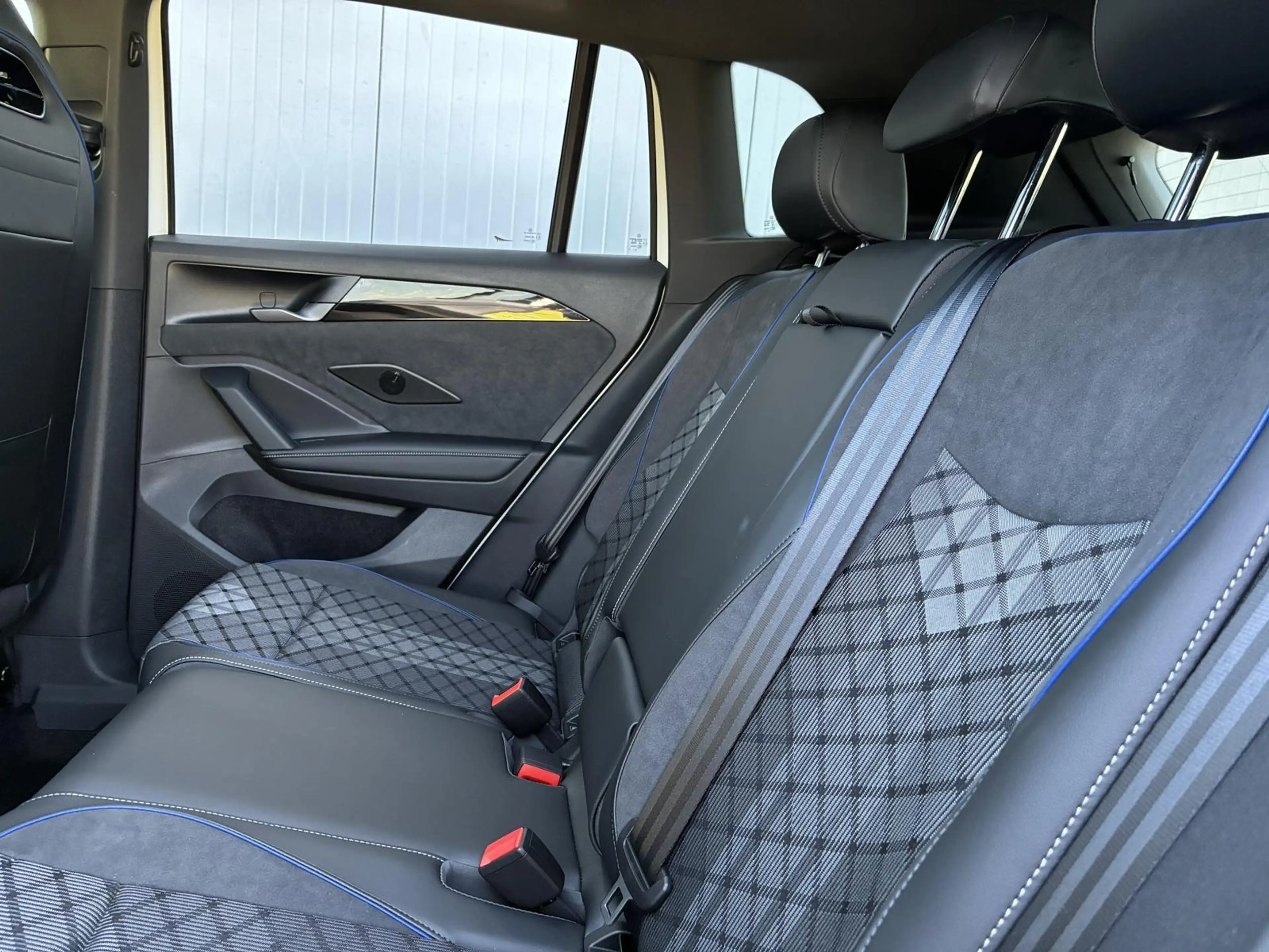 Volkswagen Tiguan 2.0 TDI 110 kW R-Line DSG ABT Head Up Black 360... — photo 9