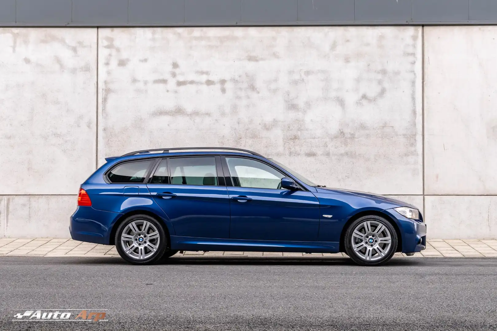 BMW 325 3-serie Touring 325xi High Executive Blauw - 2