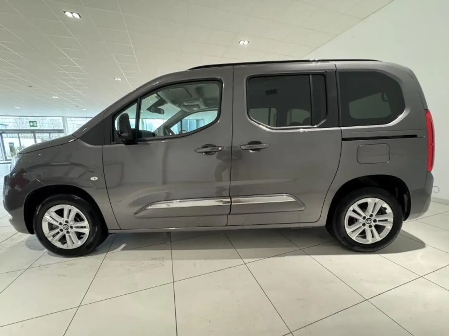 Toyota Verso TOYOTA essence M/T MPV Šedá - 2