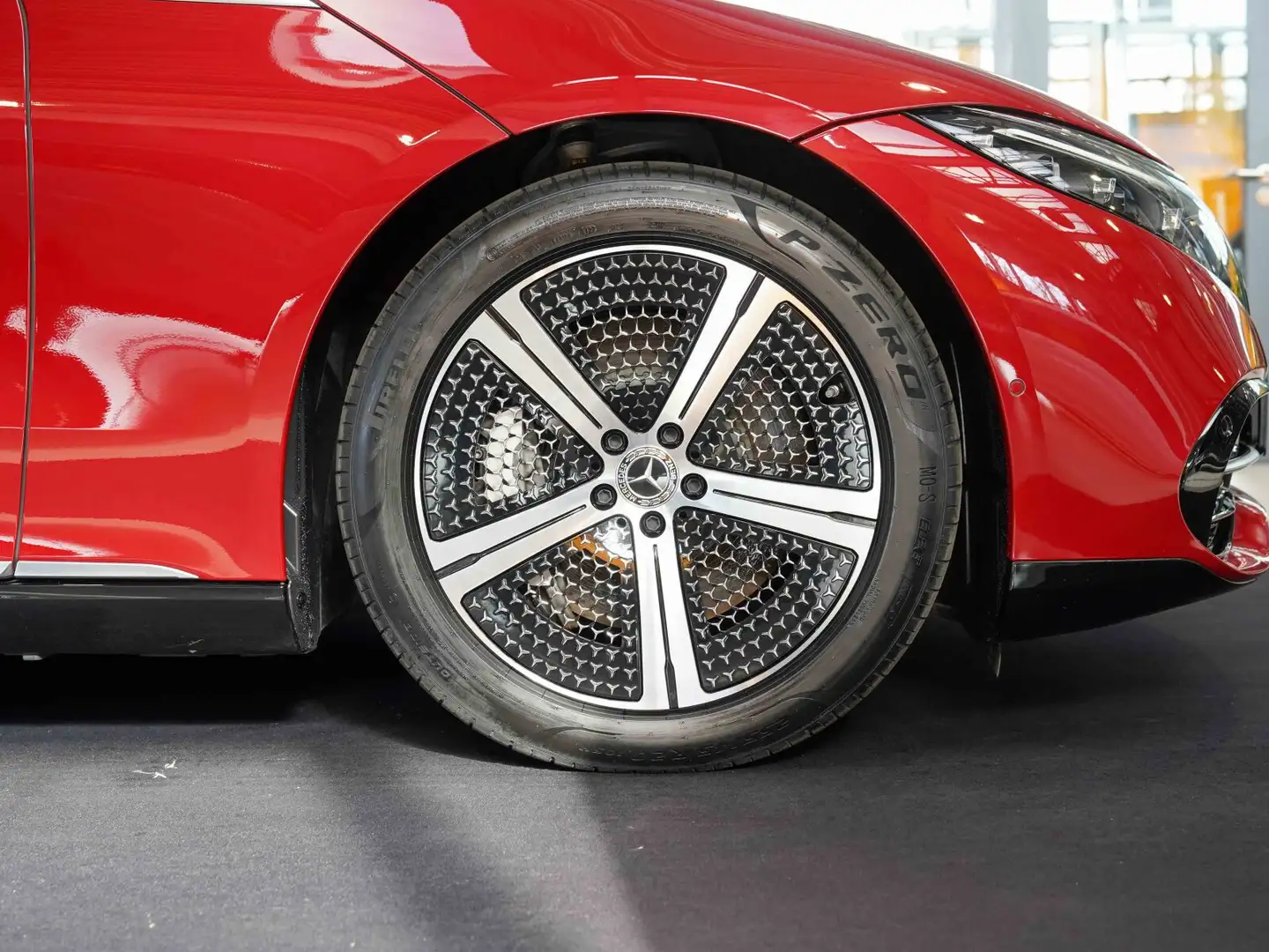 Mercedes-Benz EQS EQS 450+ HYPERSCREEN nevagrau Sitzklima Pano AHK Rot - 2