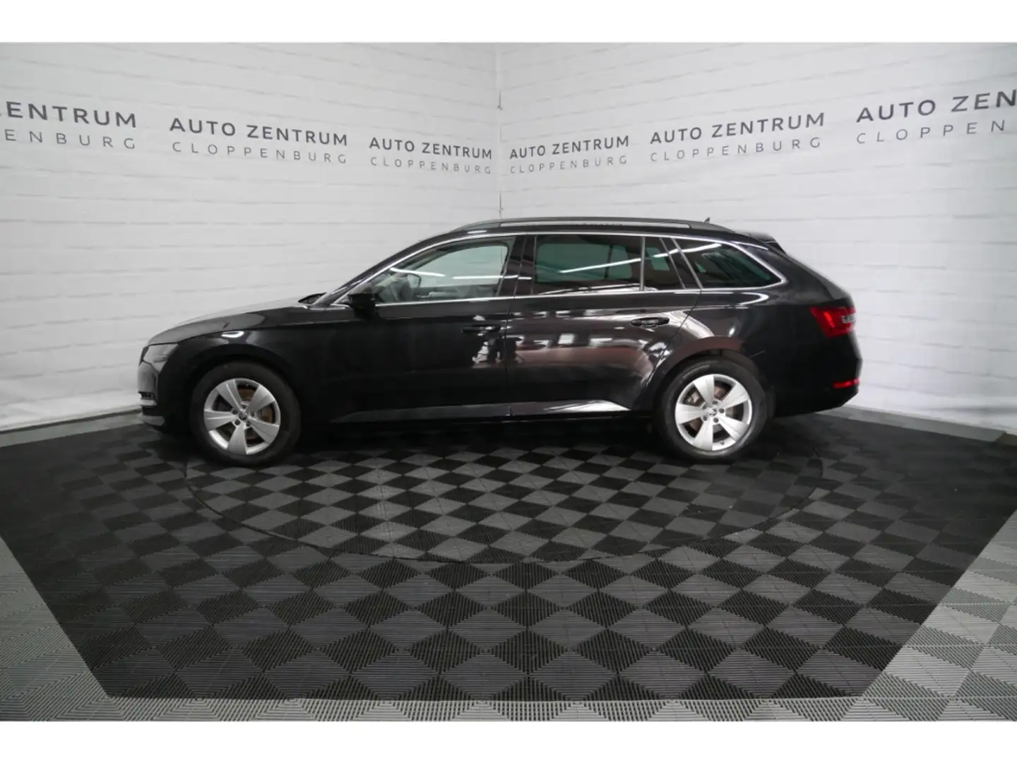Skoda Superb Ambition 2.0 TDI LED+Navi+Virtual+Kamera Schwarz - 2