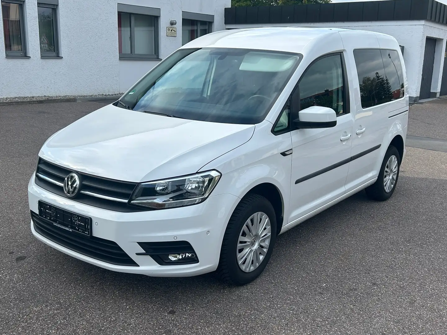 Volkswagen Caddy BMT 2,0 TDI StHz Shz Navi AHK BC ParkAss 16" ALU Weiß - 2
