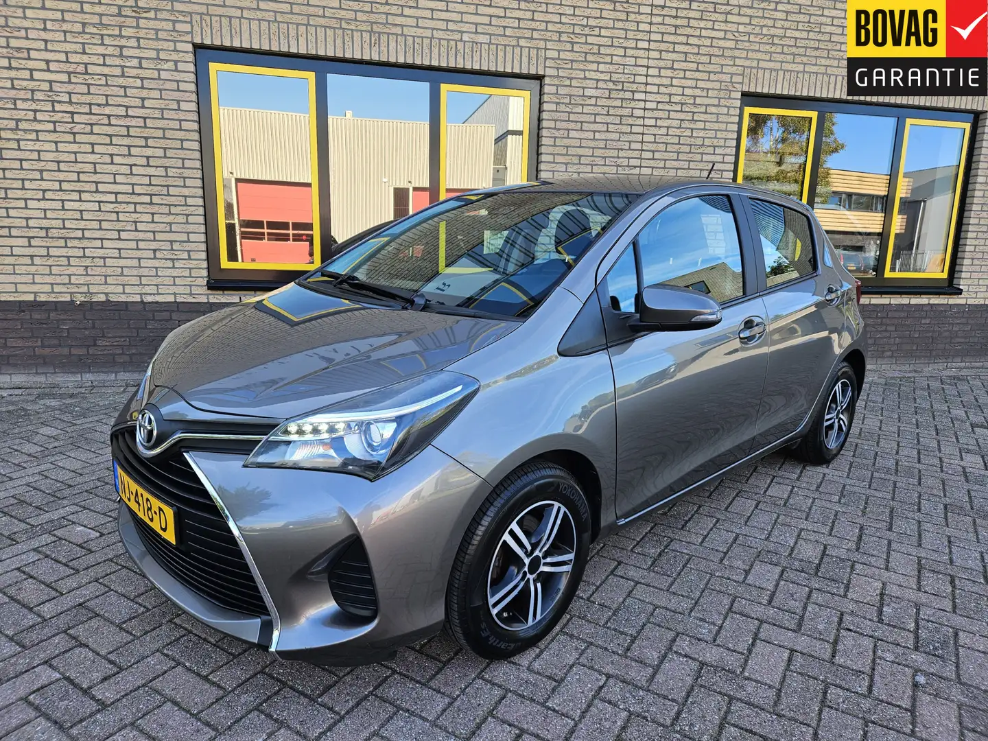 Toyota Yaris 1.0 VVT-i Trend Grijs - 1