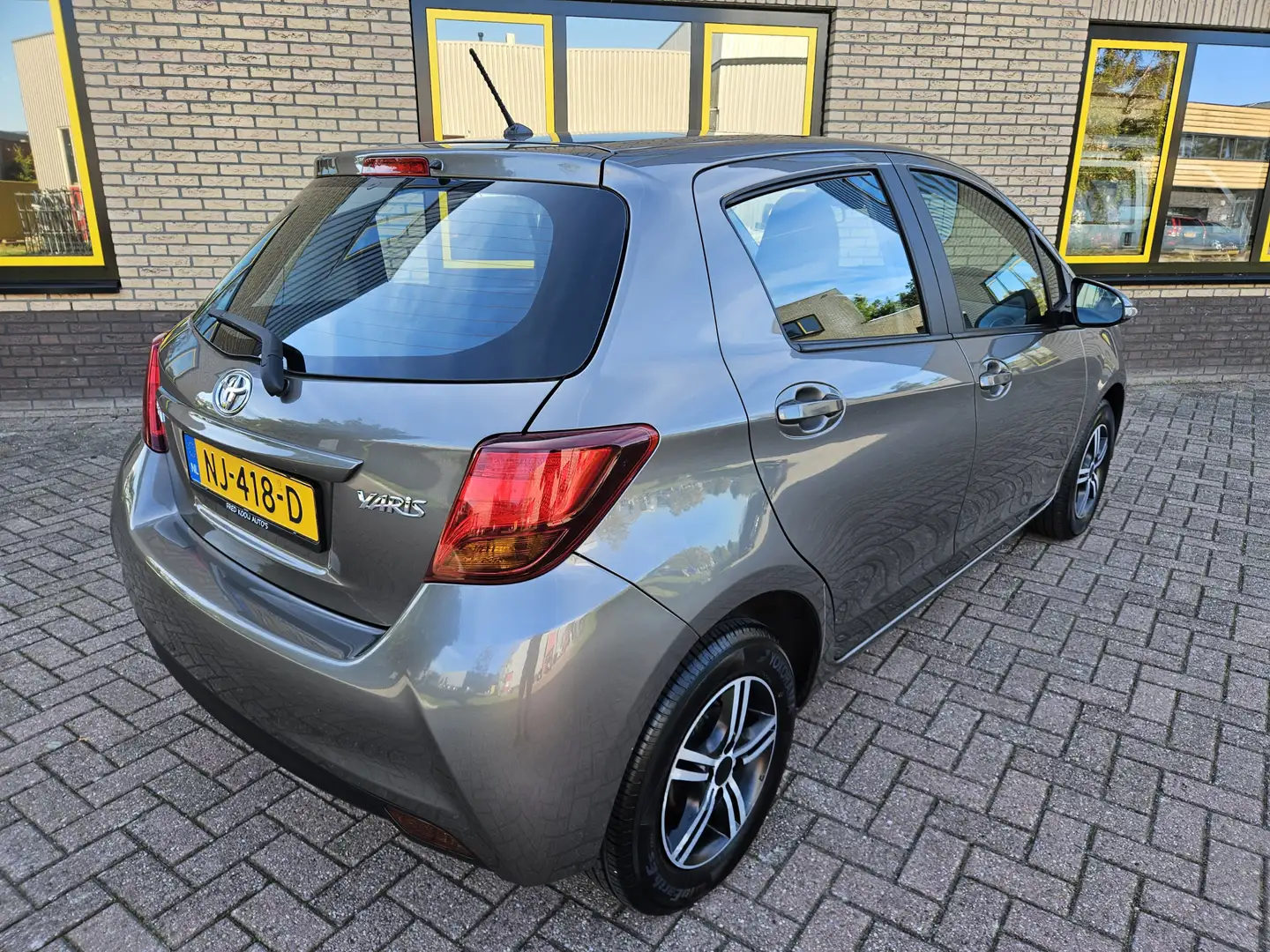 Toyota Yaris 1.0 VVT-i Trend Grijs - 2