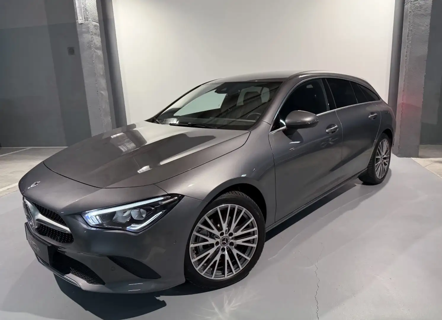 Mercedes-Benz CLA 200 Shooting Brake 200d 8G-DCT Gris - 1