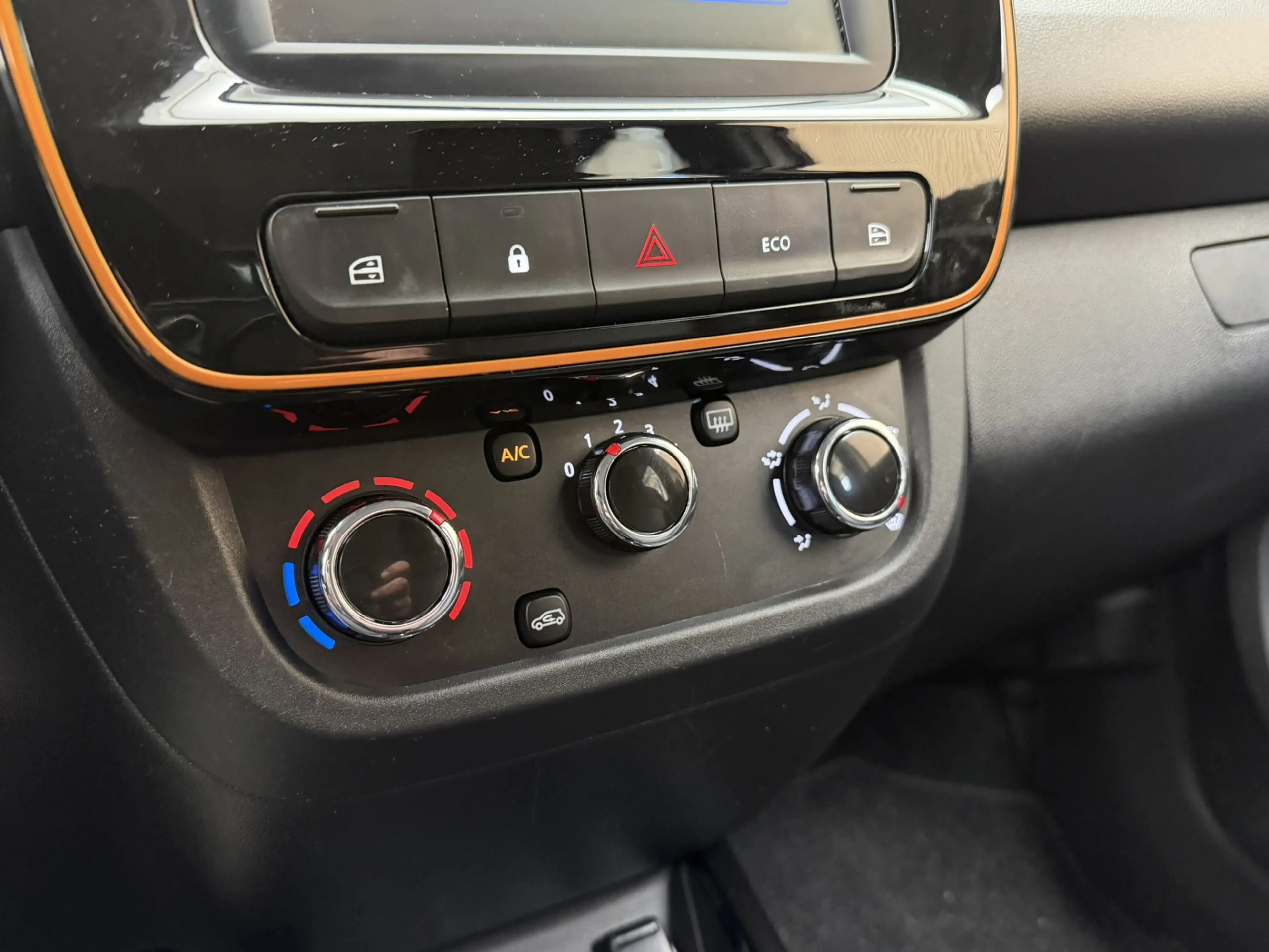 Dacia Spring Comfort Plus 27 kWh SOH 92,7% | Camera | Navigatie — photo 15