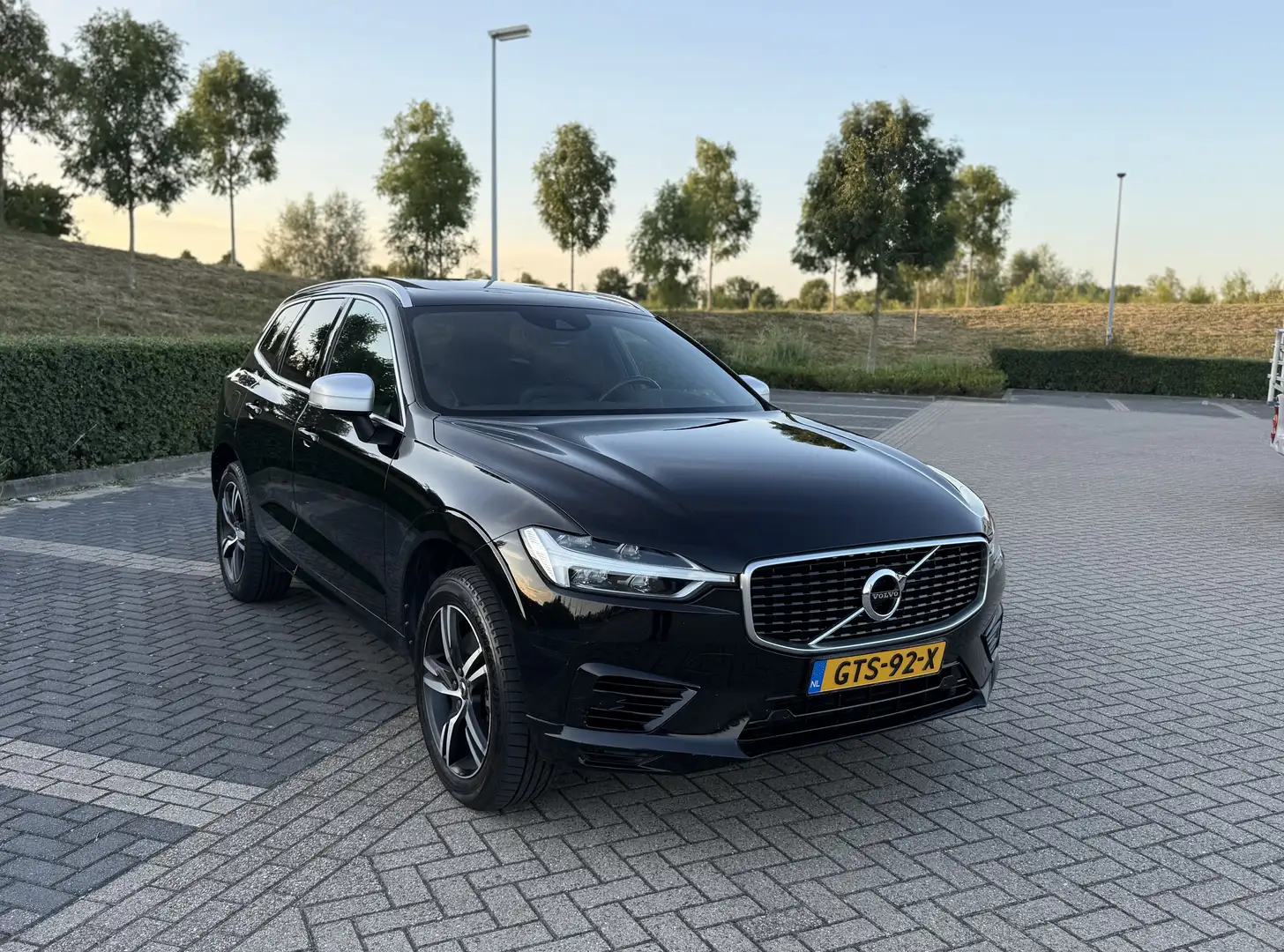 Volvo XC60 AWD T8 Twin Engine R-Design | Plugin | Panorama | Zwart - 2