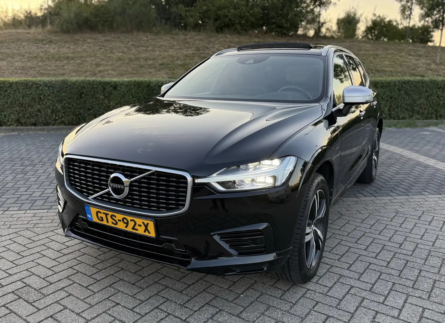 Volvo XC60 AWD T8 Twin Engine R-Design | Plugin | Panorama | Zwart - 1
