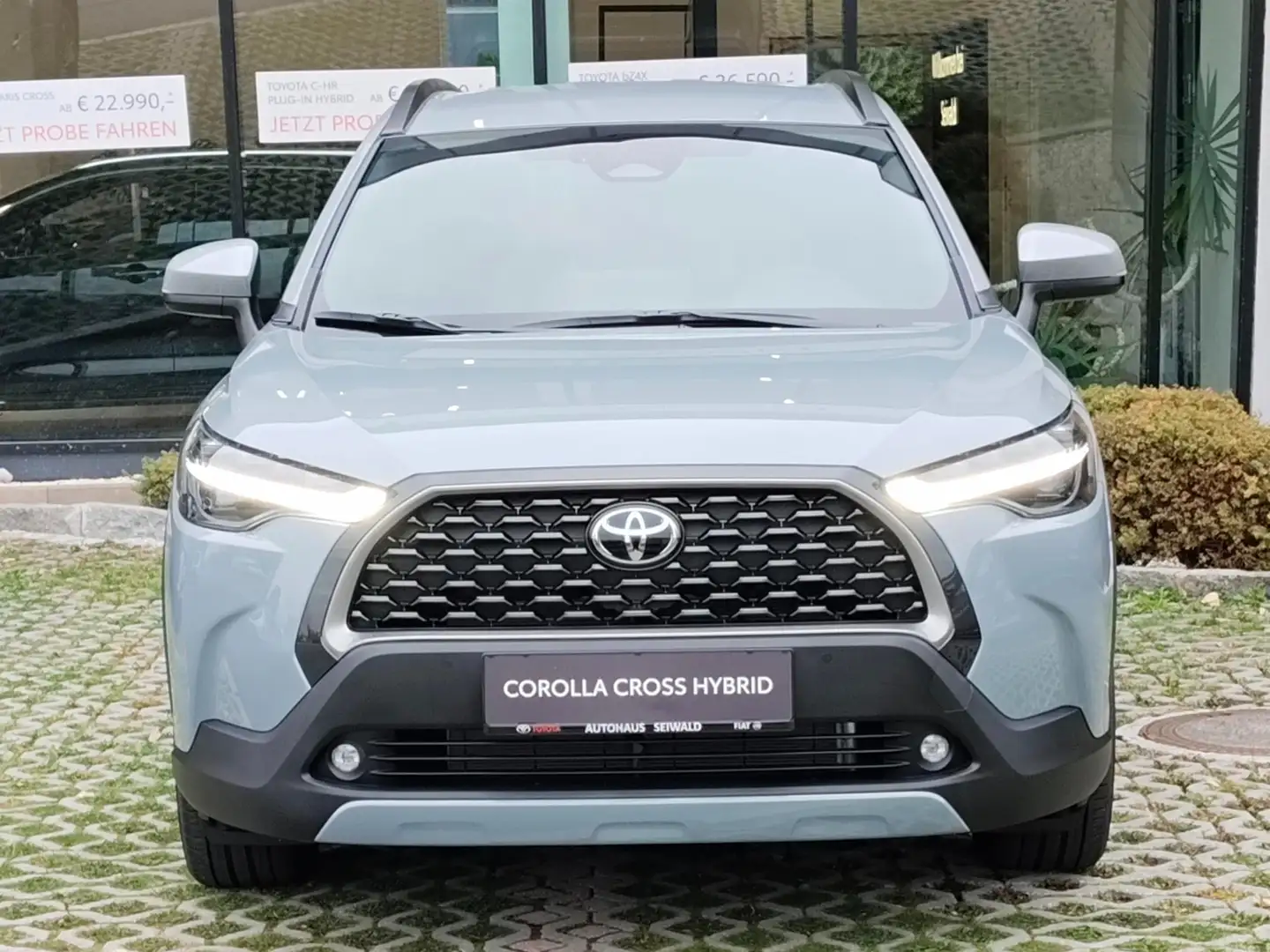 Toyota Corolla Cross 1,8 Hybrid Active Drive 2WD Grau - 2