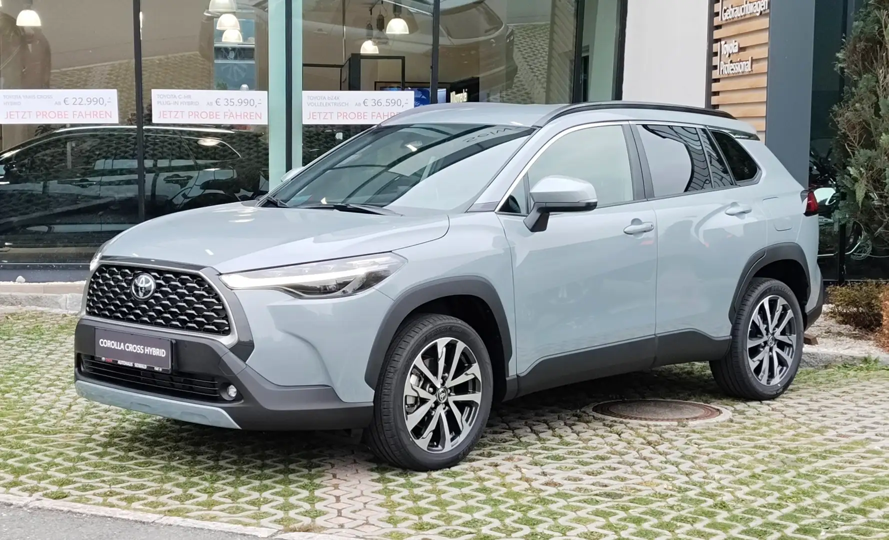 Toyota Corolla Cross 1,8 Hybrid Active Drive 2WD Grau - 1