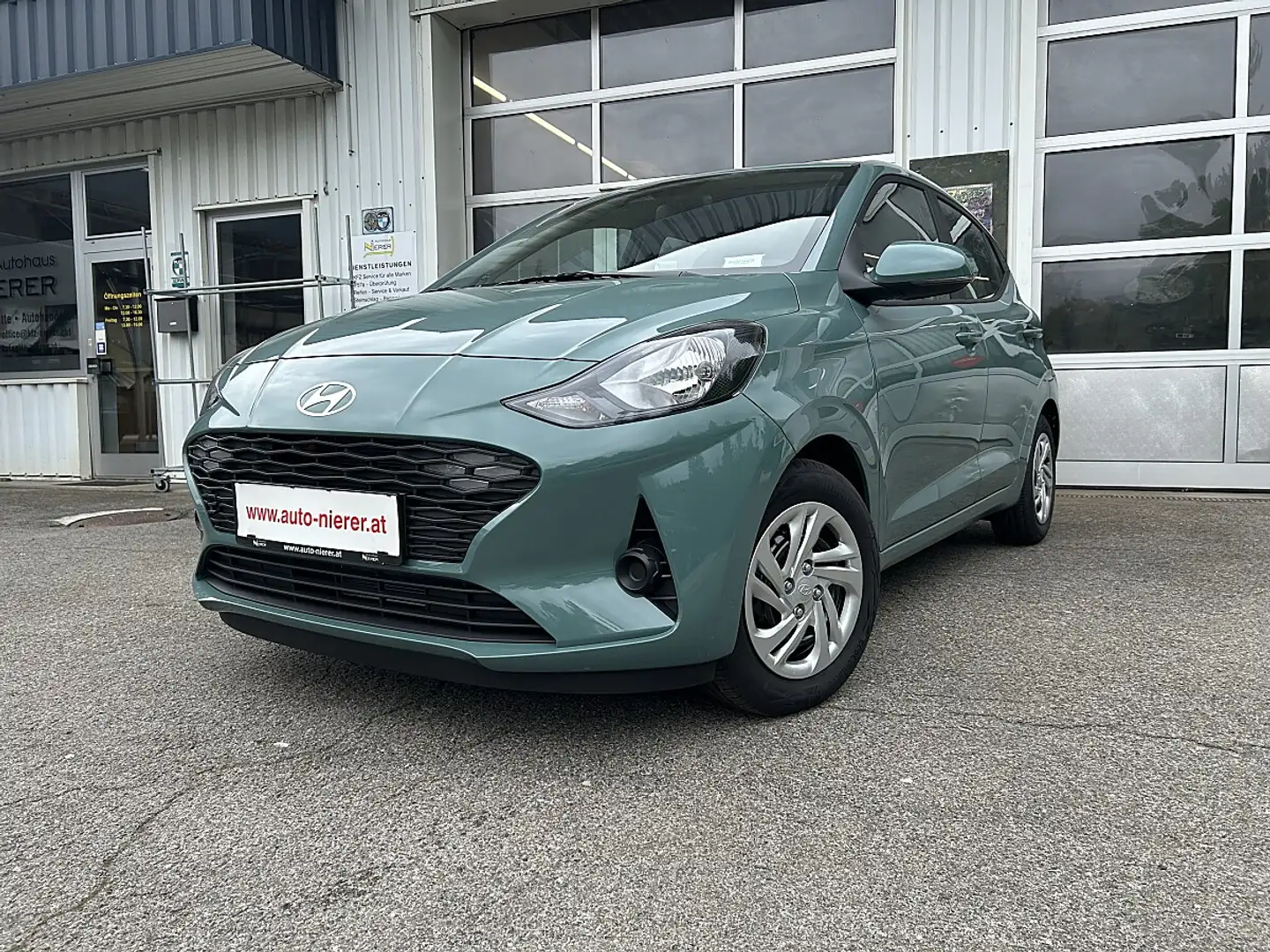 Hyundai i10 1,0 Jubile Grün - 1