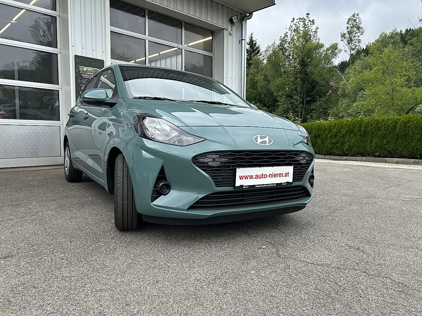 Hyundai i10 1,0 Jubile Grün - 2