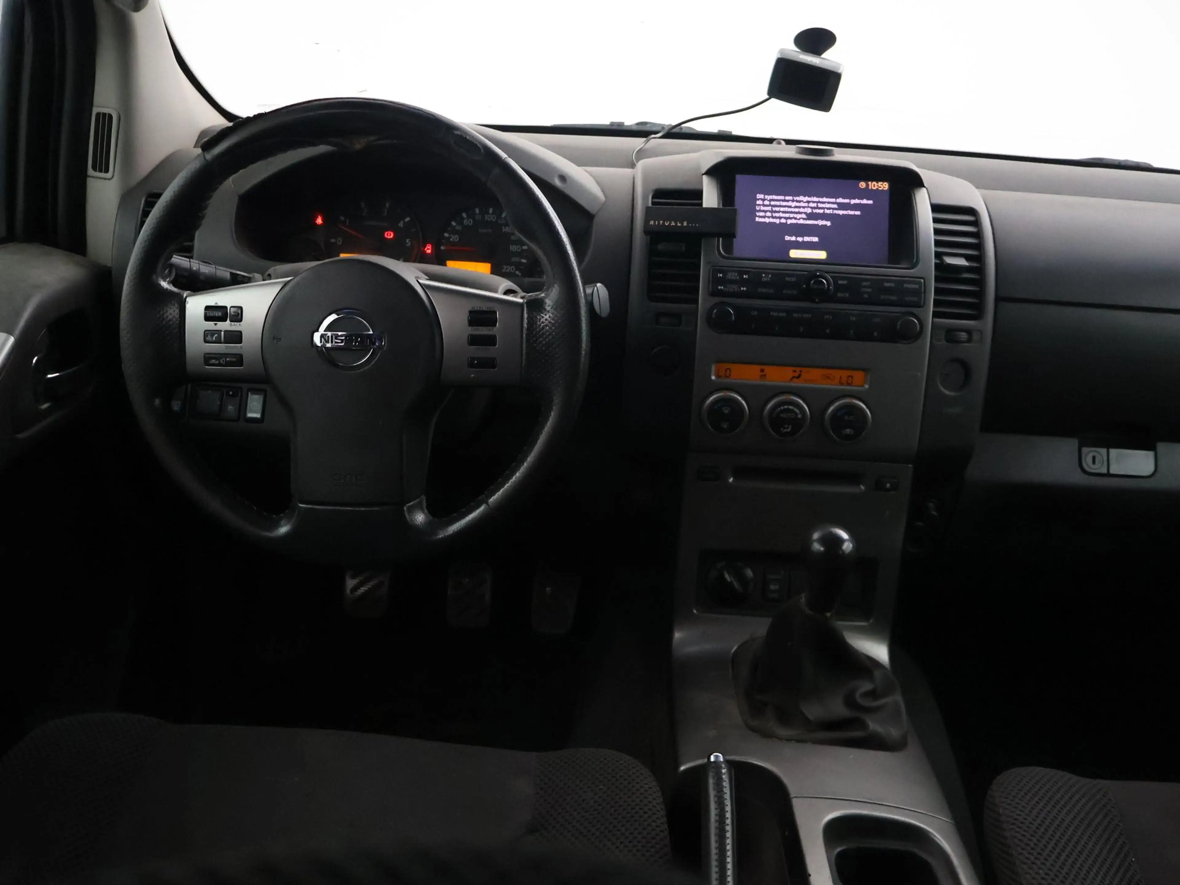 Nissan Navara 2.5 dCi XE 172 PK KING CAB COMFORT + TREKHAAK 3000 — photo 3