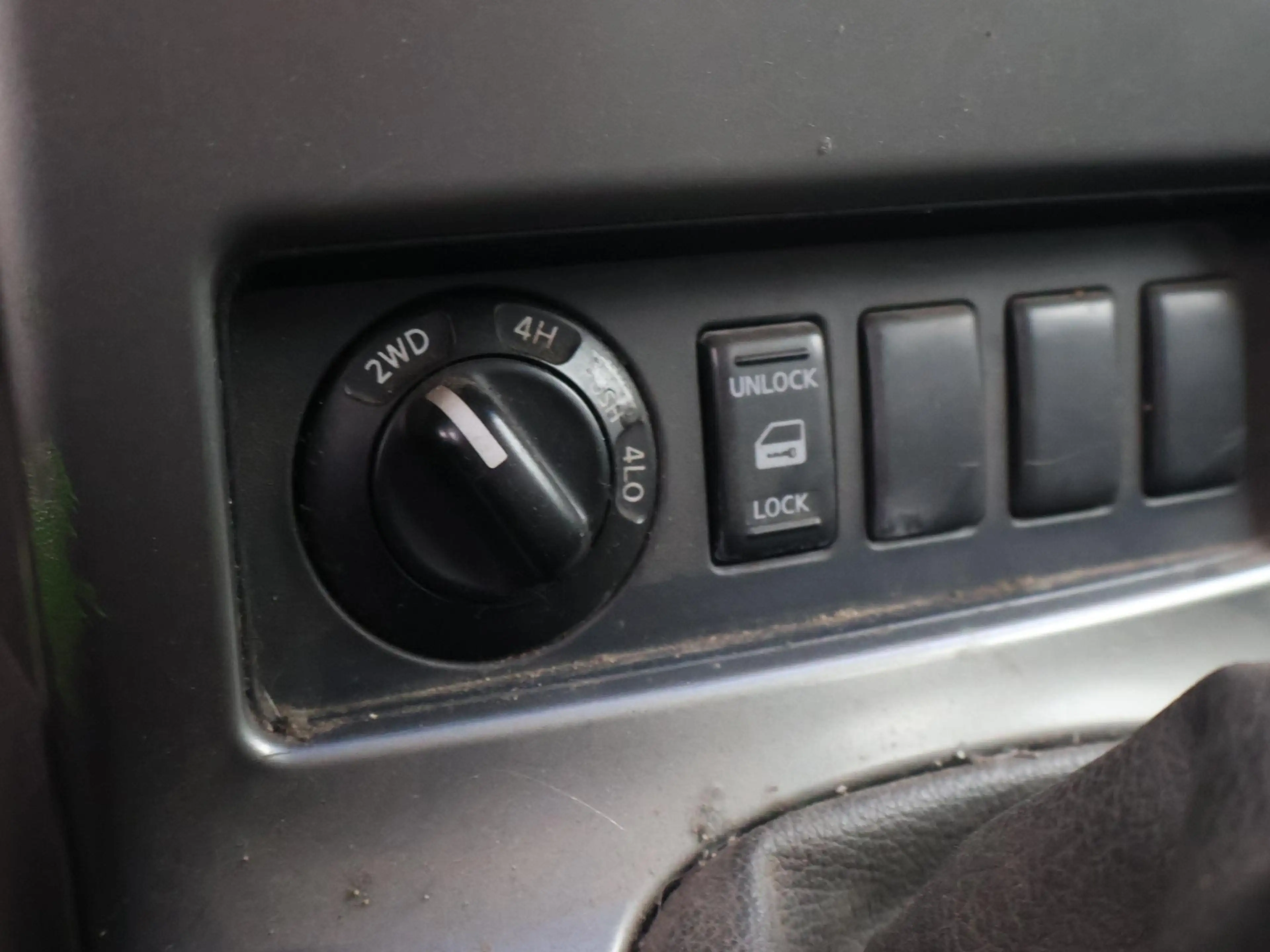 Nissan Navara 2.5 dCi XE 172 PK KING CAB COMFORT + TREKHAAK 3000 — photo 32
