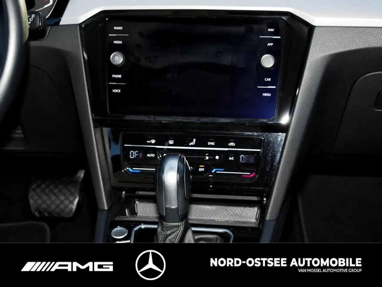 Volkswagen Passat Variant 1.5 TSI BUSINESS LED PDC NAVI DSG 9