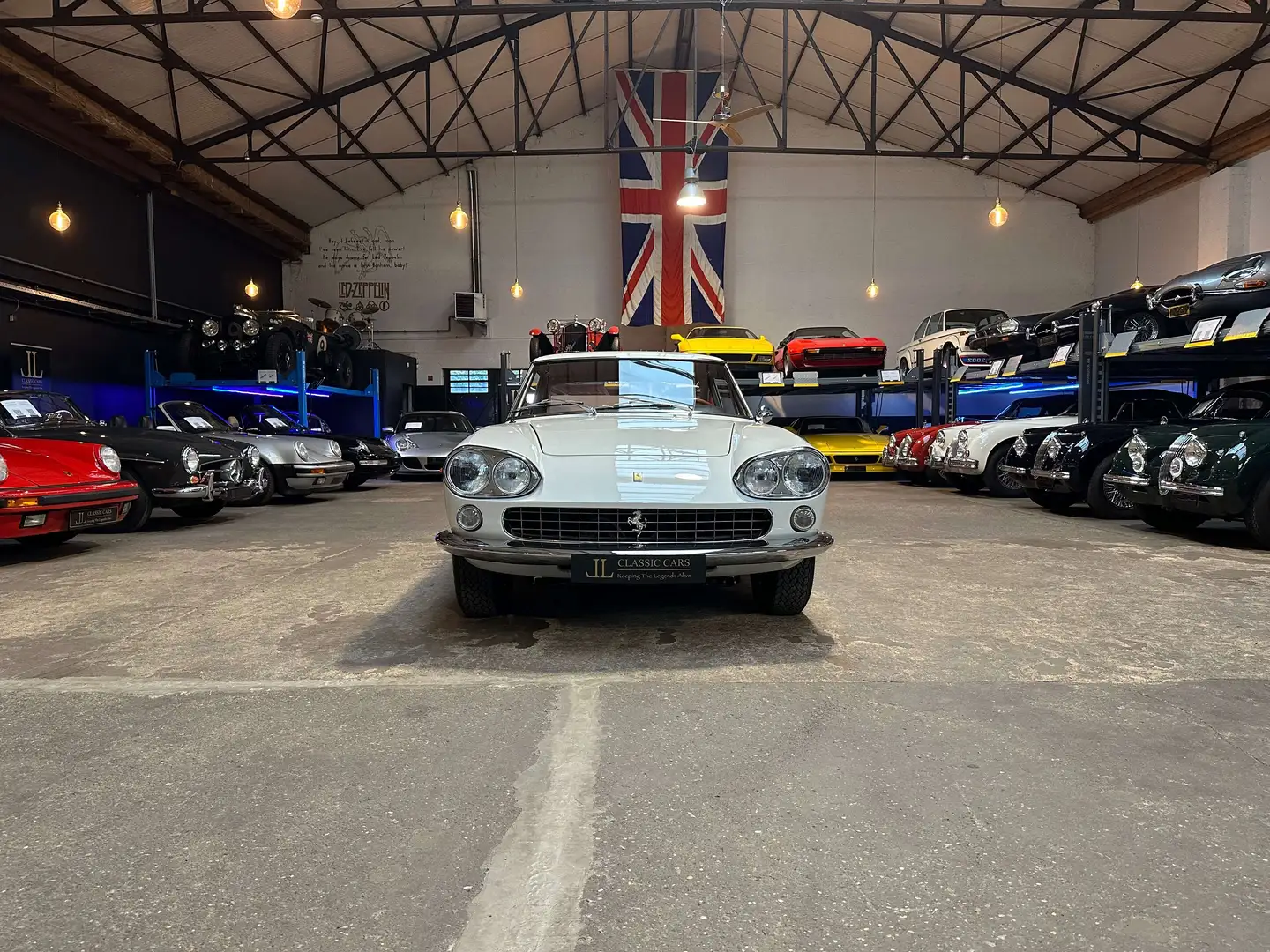 Ferrari 330 GT 2+2 Beyaz - 2