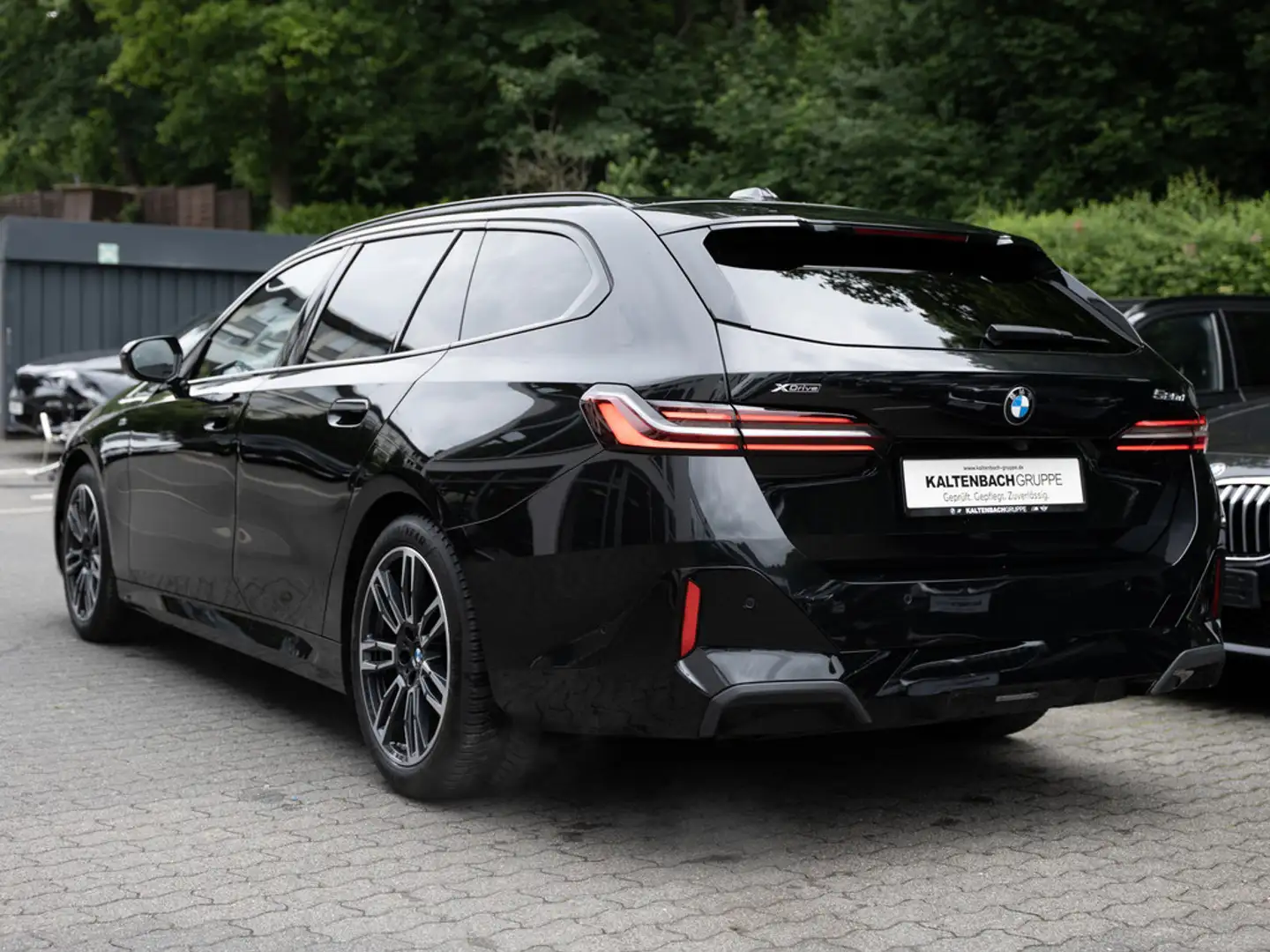 BMW 520 d Touring xDrive M-Sport STANDHZ PANO AHK Schwarz - 2
